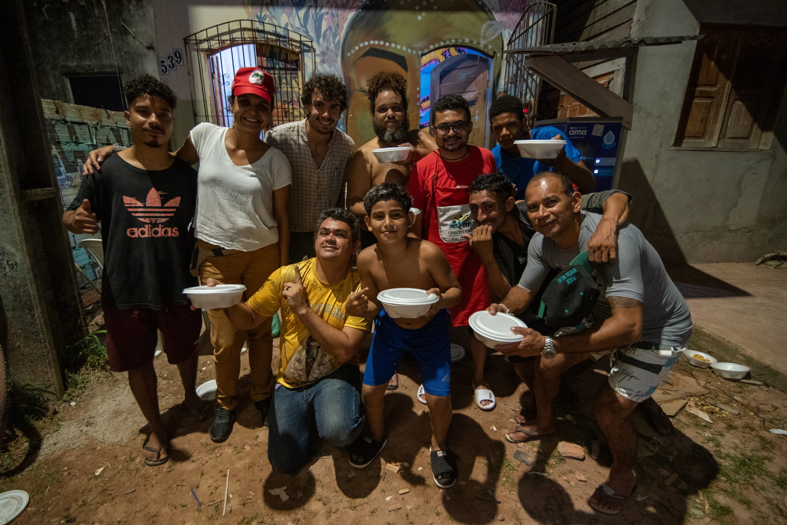 The Peace Chalet, the Tela Firme Collective and the People's Summit distributed 2,200 meals to residents of the Terra Firme favela over three days. Photo: Bárbara Dias The Peace Chalet, the Tela Firme Collective and the People's Summit distributed 2,200 meals to residents of the Terra Firme favela over three days. Photo: Bárbara Dias