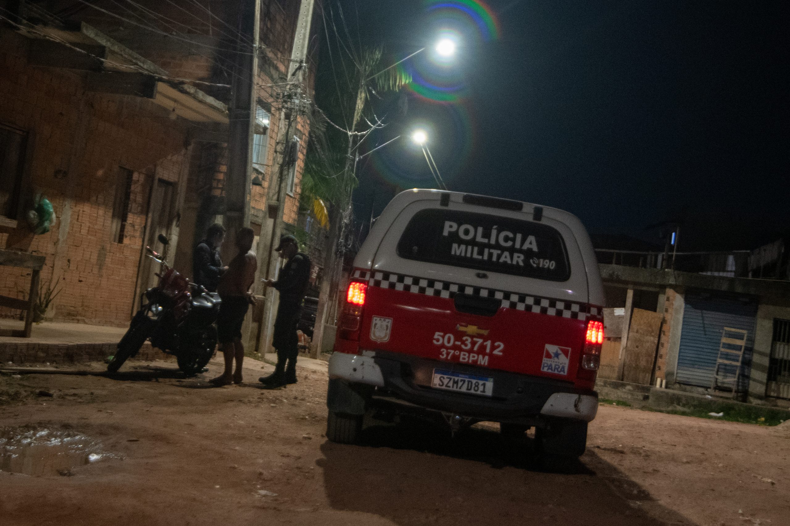 The military police stopped their patrol car in the middle of the road, preventing the truck that had brought the meal packs from leaving Terra Firme along that street for a few minutes. The military police stopped their patrol car in the middle of the road, preventing the truck that had brought the meal packs from leaving Terra Firme along that street for a few minutes.