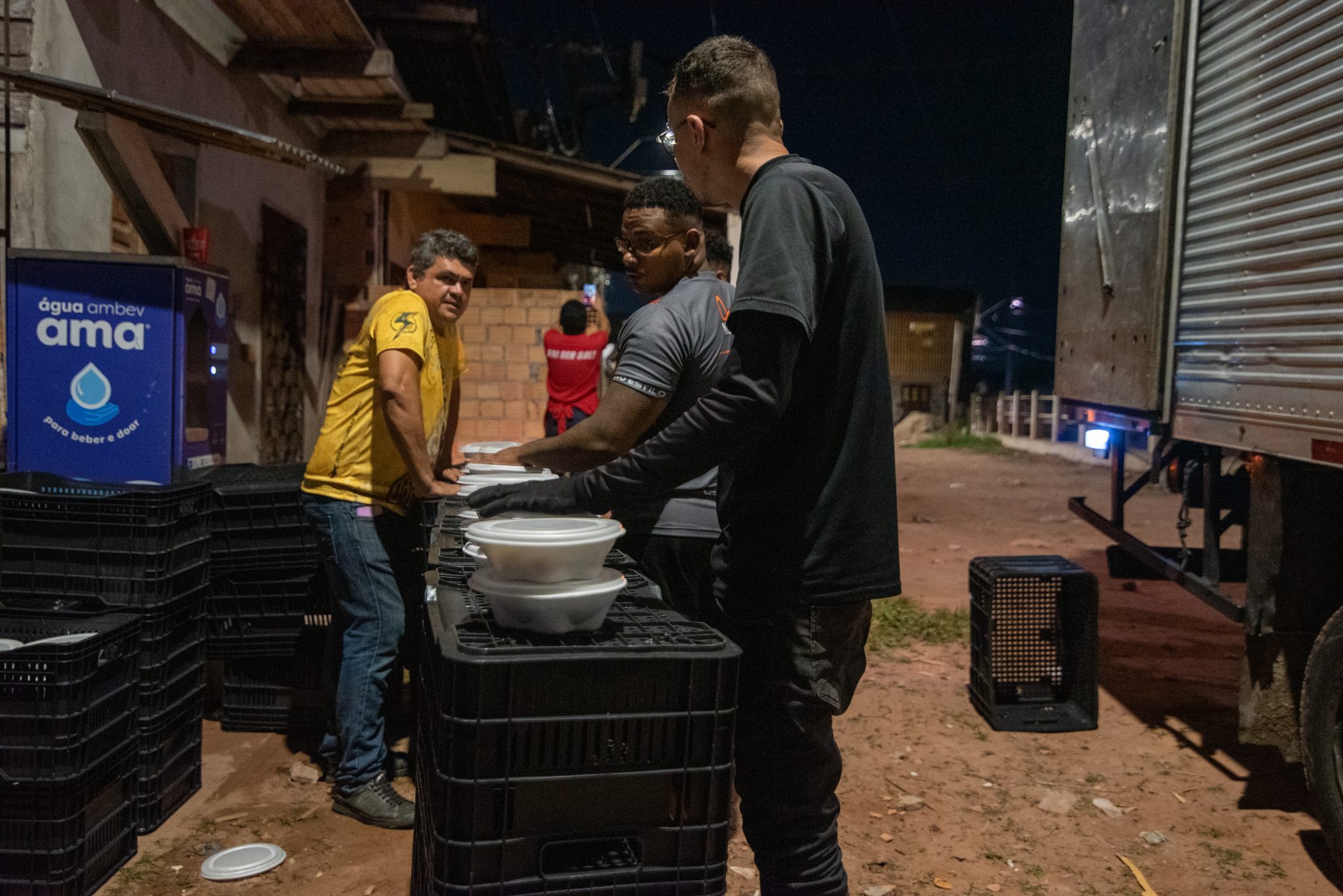 Volunteers from the Peace Chalet and the Tela Firme Collective prepare a meal distribution point in Terra Firme on the night of November 14. Photo: Bárbara Dias Volunteers from the Peace Chalet and the Tela Firme Collective prepare a meal distribution point in Terra Firme on the night of November 14. Photo: Bárbara Dias