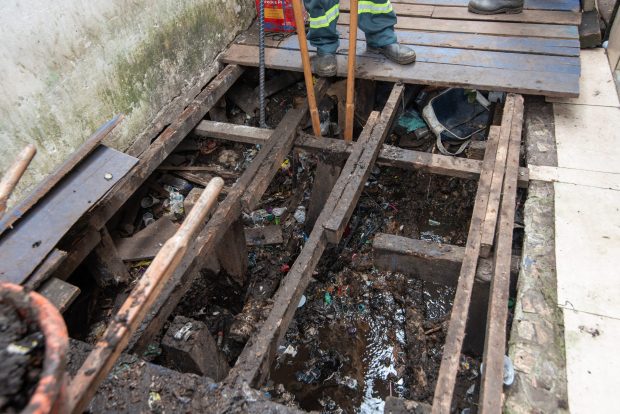 Works aim to provide clean water and sewage services for the stilt-house residents. Photo: Bárbara Dias