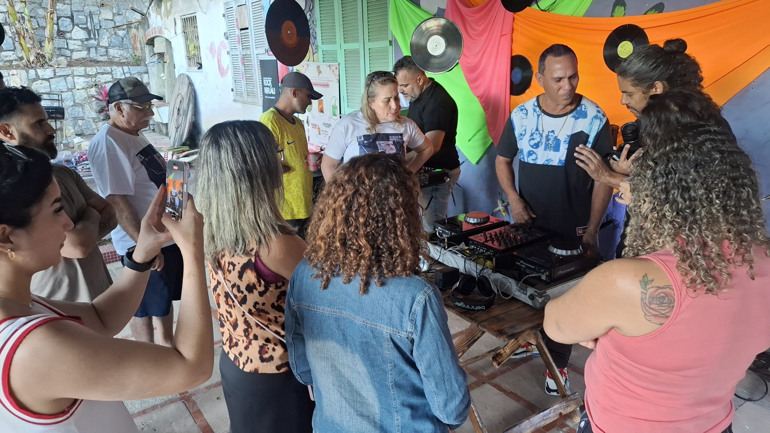 On July 26, with a workshop and DJ battles, the Culture Manor featured performances by some of the most prominent names in the Duque de Caxias scene, including DJ Gustavo Mesquita. Photo: Fabio Leon On July 26, with a workshop and DJ battles, the Culture Manor featured performances by some of the most prominent names in the Duque de Caxias scene, including DJ Gustavo Mesquita. Photo: Fabio Leon
