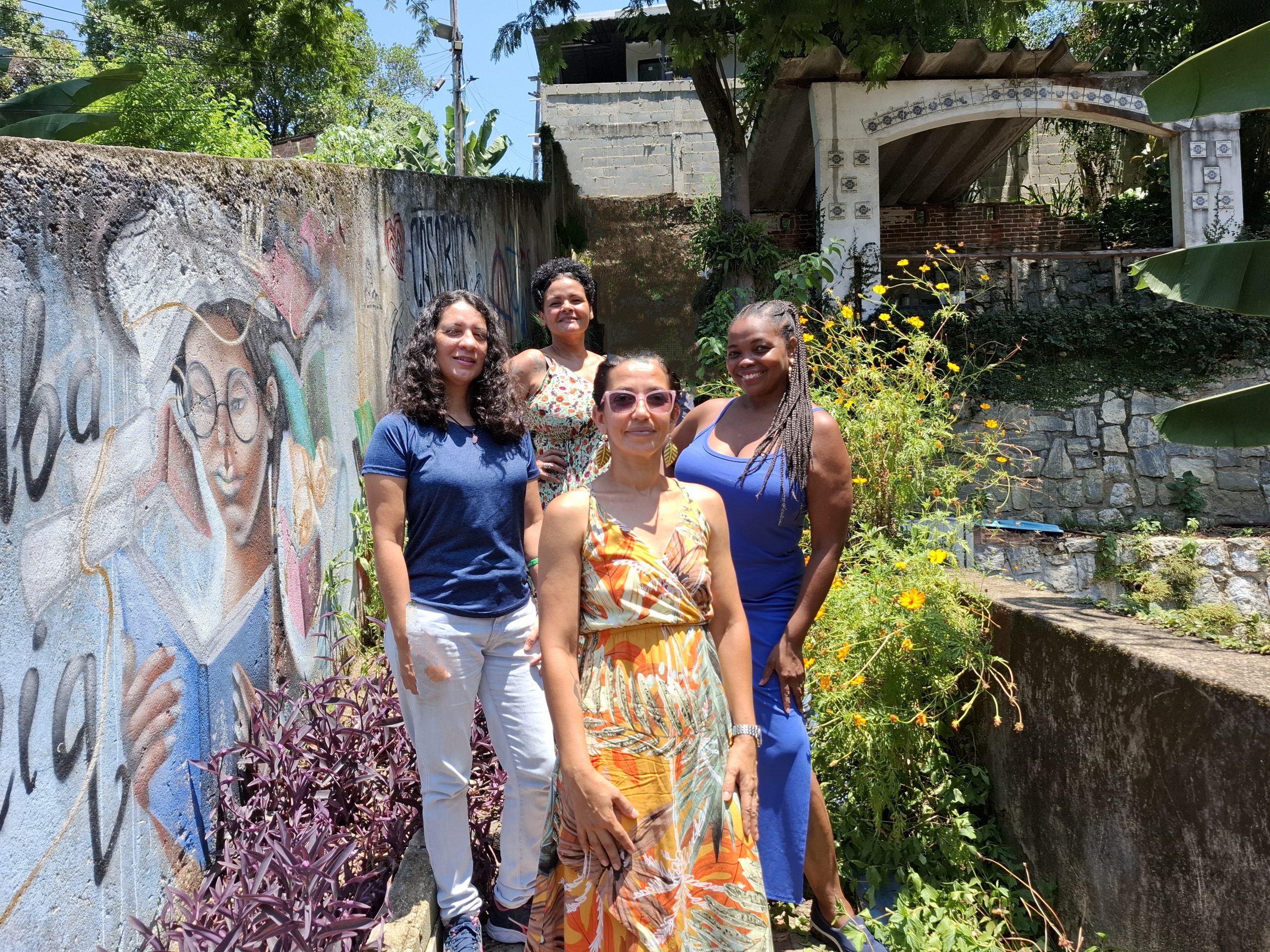 On the right, Angélica Baptista, beauty and wellness consultant; in front, Dayse Alves, manager of Duque de Caxias’s House of Culture, a radio host, cultural producer, choreographer and ballet instructor; behind Dayse, Rosa Arruda, English and Portuguese teacher and creator of the YouTube channel “About Brazil.” On the left, Alice Safira, belly dance and Romani dance instructor. Photo: Fabio Leon On the right, Angélica Baptista, beauty and wellness consultant; in front, Dayse Alves, manager of Duque de Caxias’s House of Culture, a radio host, cultural producer, choreographer and ballet instructor; behind Dayse, Rosa Arruda, English and Portuguese teacher and creator of the YouTube channel “About Brazil.” On the left, Alice Safira, belly dance and Romani dance instructor. Photo: Fabio Leon