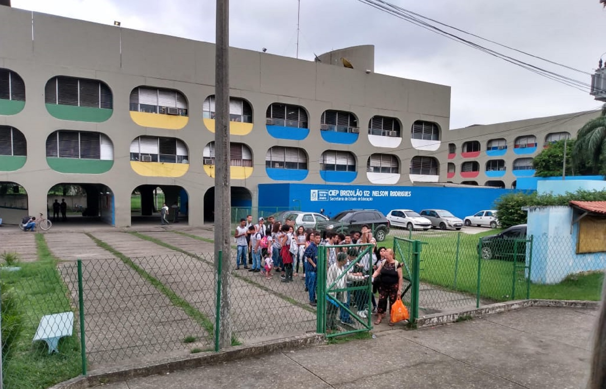 CIEP 172 – Nelson Rodrigues, in Comendador Soares, a neighborhood of the city of Nova Iguaçu. These educational facilities were created to be an integral part of the communities to which they belonged. CIEP 172 – Nelson Rodrigues, in Comendador Soares, a neighborhood of the city of Nova Iguaçu. These educational facilities were created to be an integral part of the communities to which they belonged.