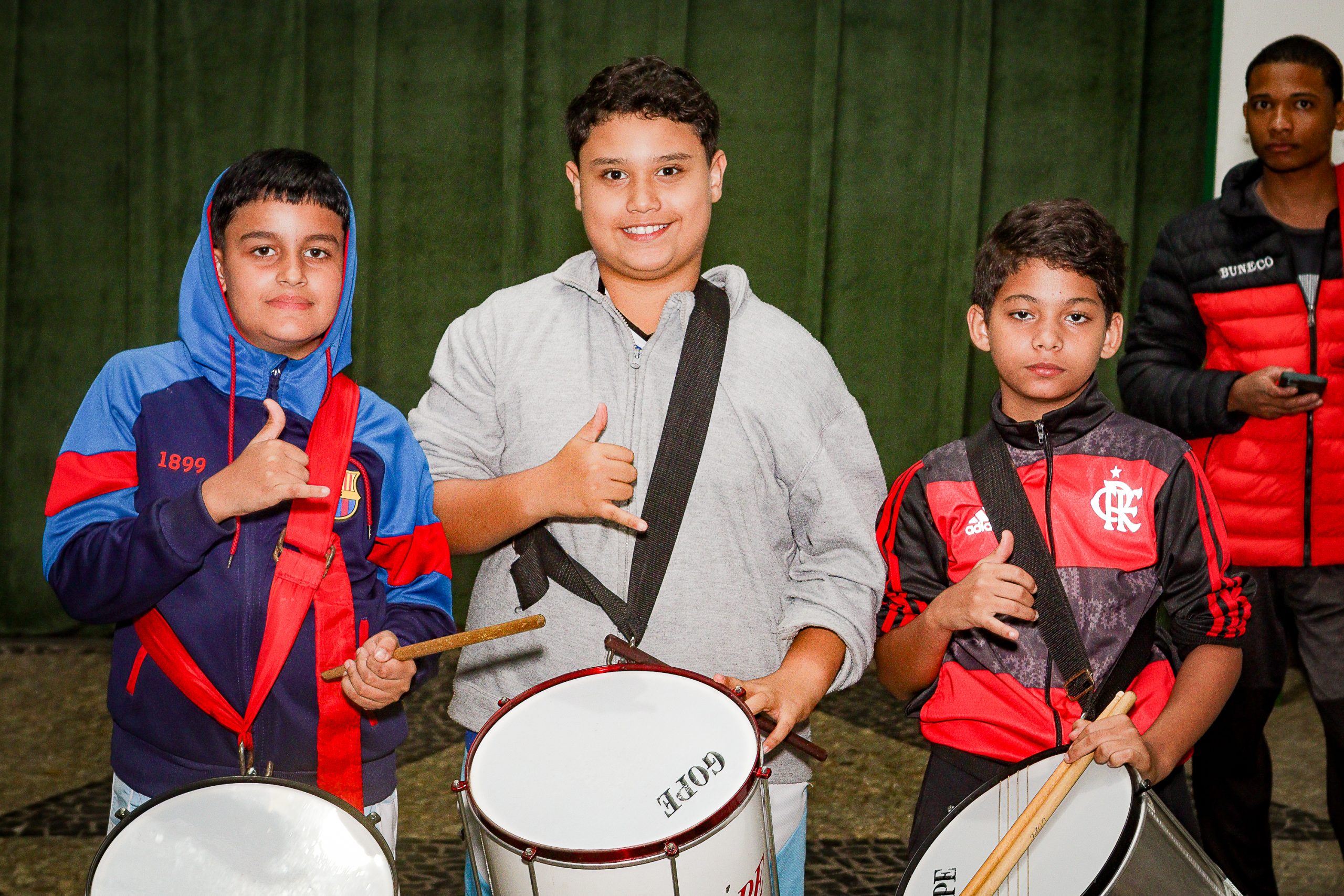 Children from Mulecada Que Agita pose with their instruments before class at Casa do Jongo da Serrinha. Photo: Rhuan Gonçalves Children from Mulecada Que Agita pose with their instruments before class at Casa do Jongo da Serrinha. Photo: Rhuan Gonçalves