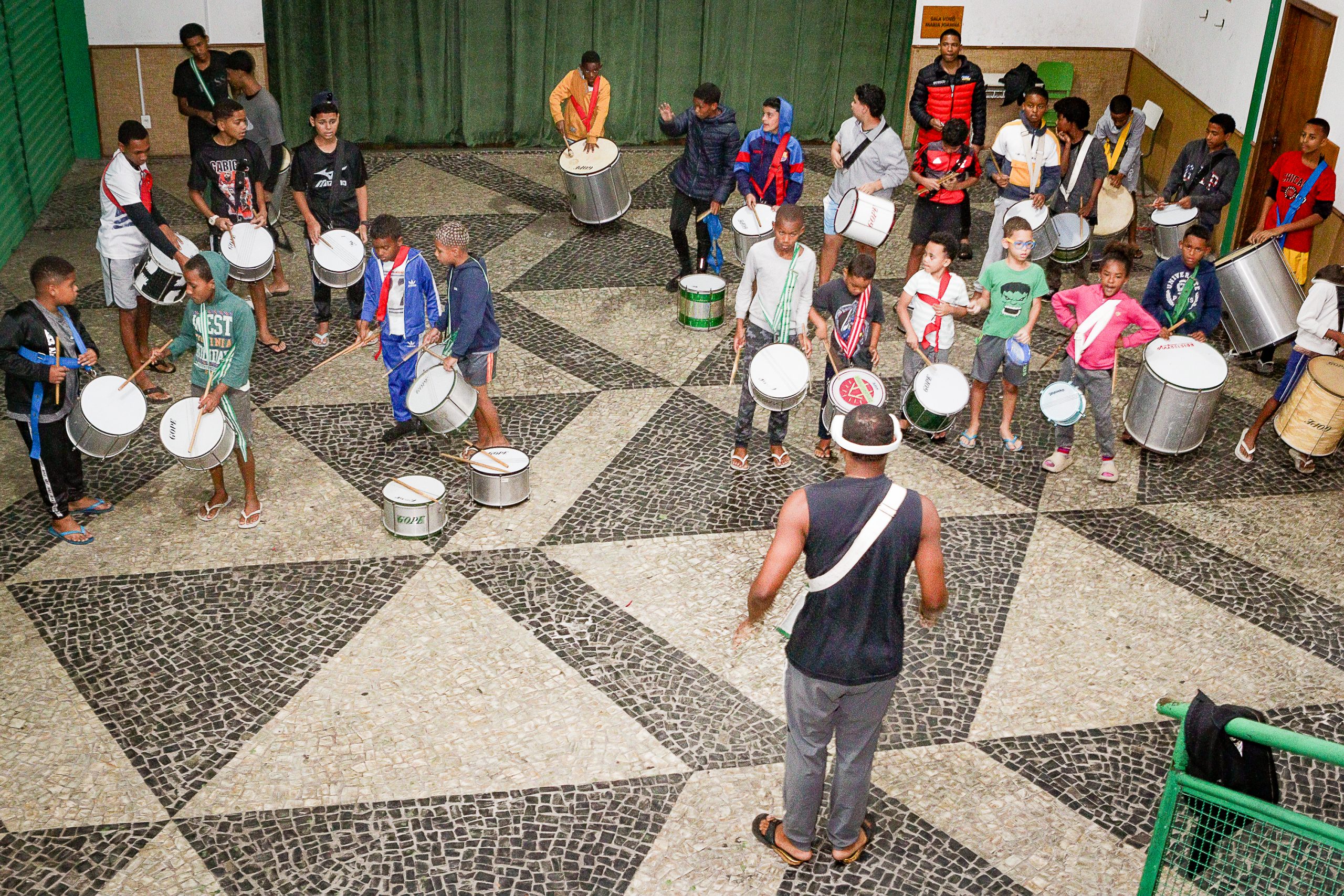 Group of Mulecada Que Agita students gets ready for class. Photo: Rhuan Gonçalves Group of Mulecada Que Agita students gets ready for class. Photo: Rhuan Gonçalves