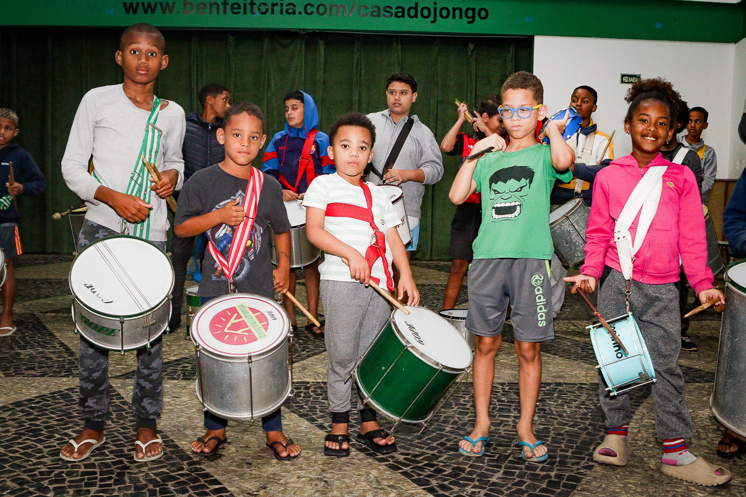 Some of the students from the Mulecada Que Agita project (roughly, “Kids Who Make Things Happen”) at Casa do Jongo da Serrinha, in Madureira, Rio’s North Zone. Photo: Rhuan Gonçalves Some of the students from the Mulecada Que Agita project (roughly, “Kids Who Make Things Happen”) at Casa do Jongo da Serrinha, in Madureira, Rio’s North Zone. Photo: Rhuan Gonçalves