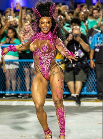 Evelyn Bastos of Estação Primeira de Mangueira shows how rhythm section queens from favelas represent not only their samba school but the entire community surrounding them. Photo: Personal archive Evelyn Bastos of Estação Primeira de Mangueira shows how rhythm section queens from favelas represent not only their samba school but the entire community surrounding them. Photo: Personal archive