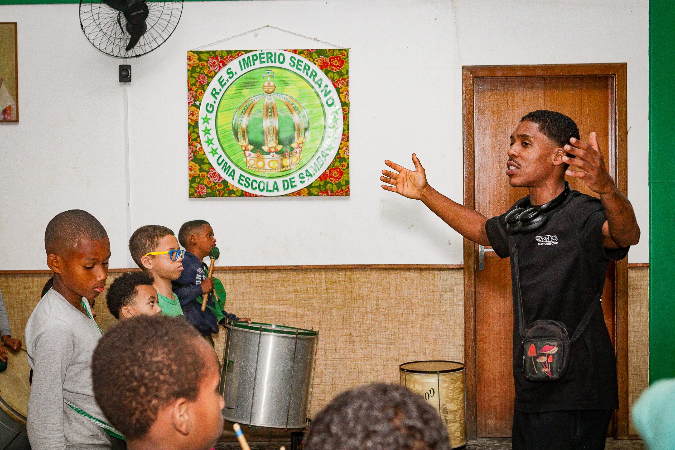 Badeco teaches a Mulecada Que Agita class at Casa do Jongo. Photo: Rhuan Gonçalves Badeco teaches a Mulecada Que Agita class at Casa do Jongo. Photo: Rhuan Gonçalves