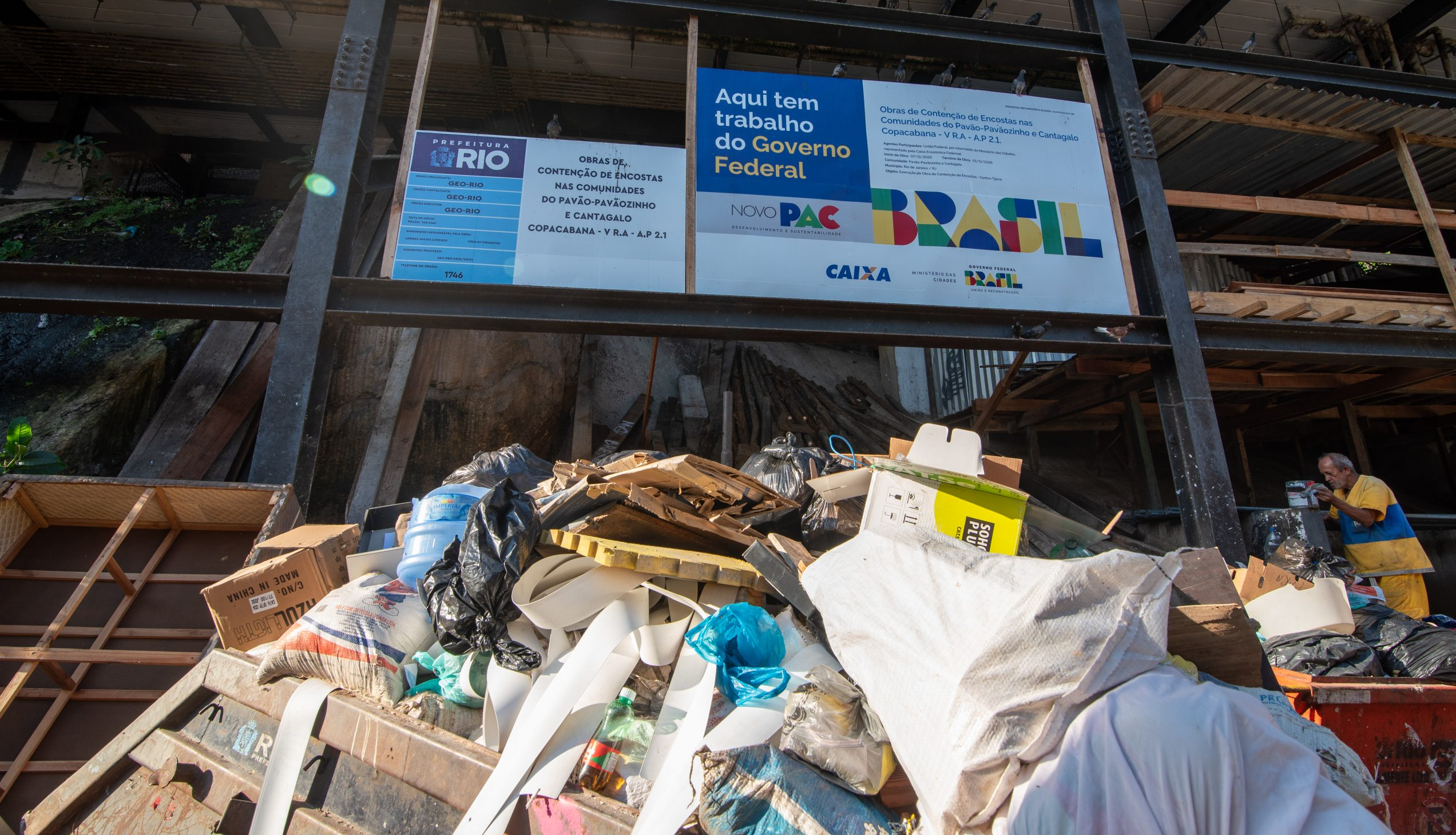 A recurring problem in PPG and almost all favelas: the lack of adequate garbage collection and separation of recyclables. In the background, a federal government sign. Photo: Bárbara Dias A recurring problem in PPG and almost all favelas: the lack of adequate garbage collection and separation of recyclables. In the background, a federal government sign. Photo: Bárbara Dias