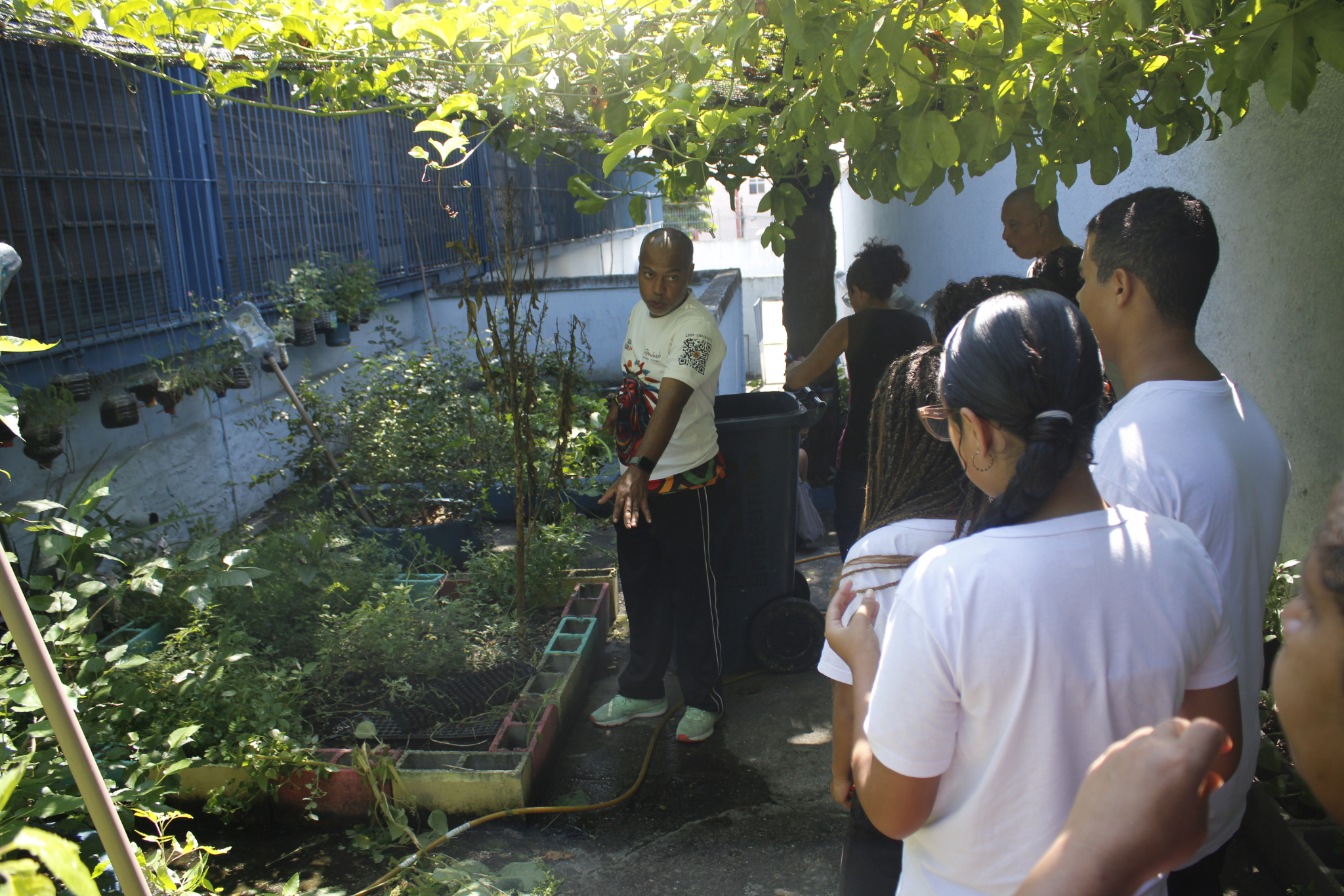 Vilson Luiz during the collective action welcoming new GET Brant Horta students in the school’s community garden. Photo: Amanda Baroni Vilson Luiz during the collective action welcoming new GET Brant Horta students in the school’s community garden. Photo: Amanda Baroni