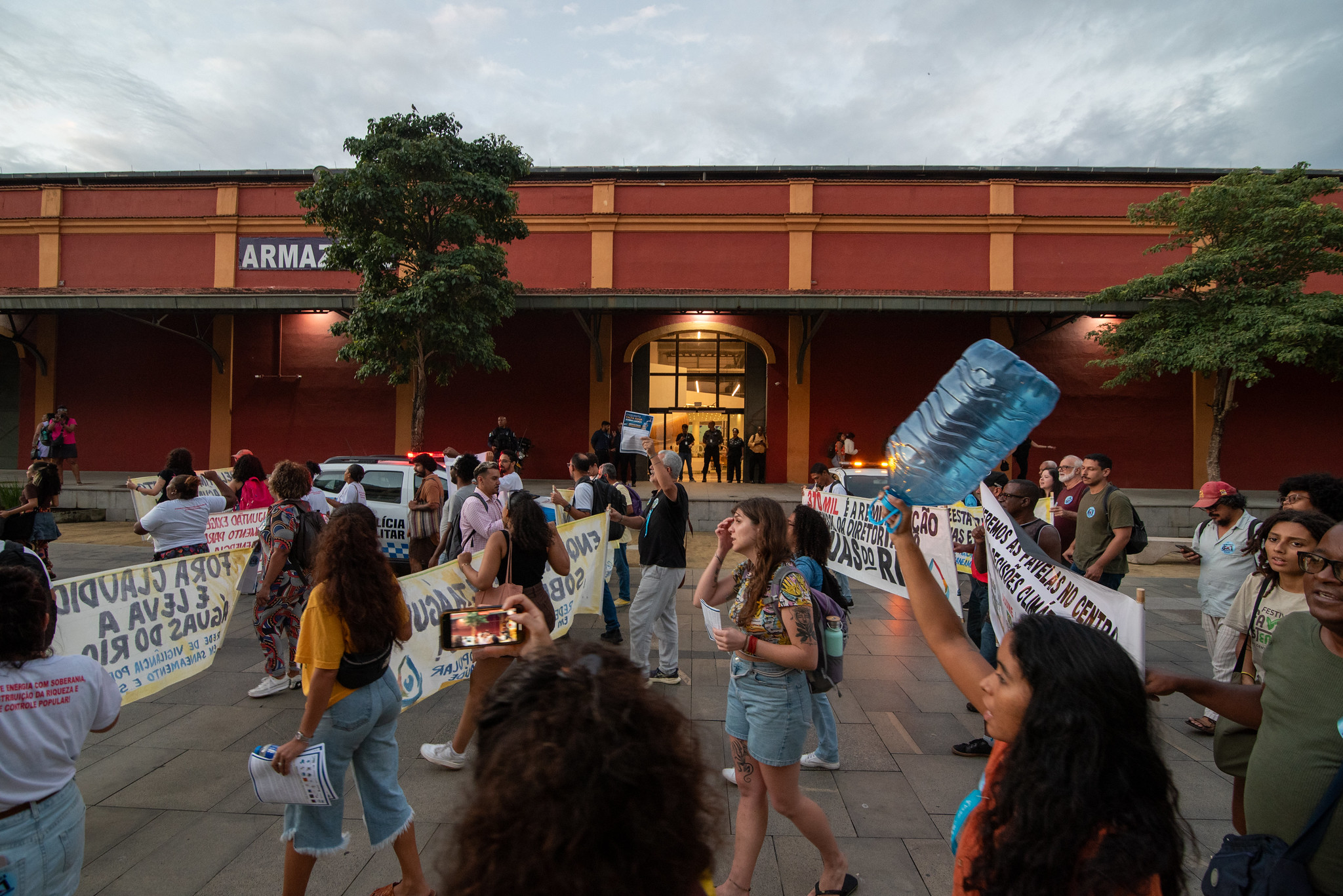 At the end of the demonstration, protesters marched past Águas do Rio’s headquarters, chanting, “While water is scarce, profits abound!” Photo: Bárbara Dias At the end of the demonstration, protesters marched past Águas do Rio’s headquarters, chanting, “While water is scarce, profits abound!” Photo: Bárbara Dias