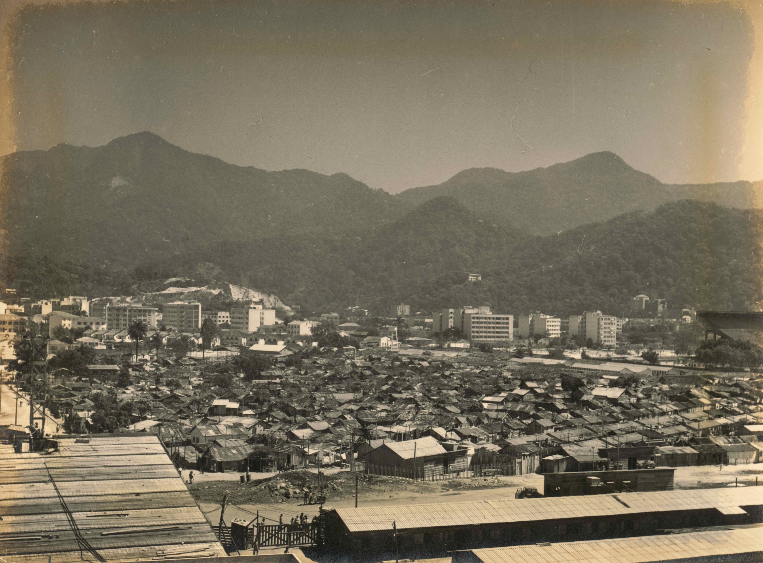 Favelas on the banks of the Rodrigo de Freitas Lagoon. Source: PUC-Rio Memory Center Favelas on the banks of the Rodrigo de Freitas Lagoon. Source: PUC-Rio Memory Center