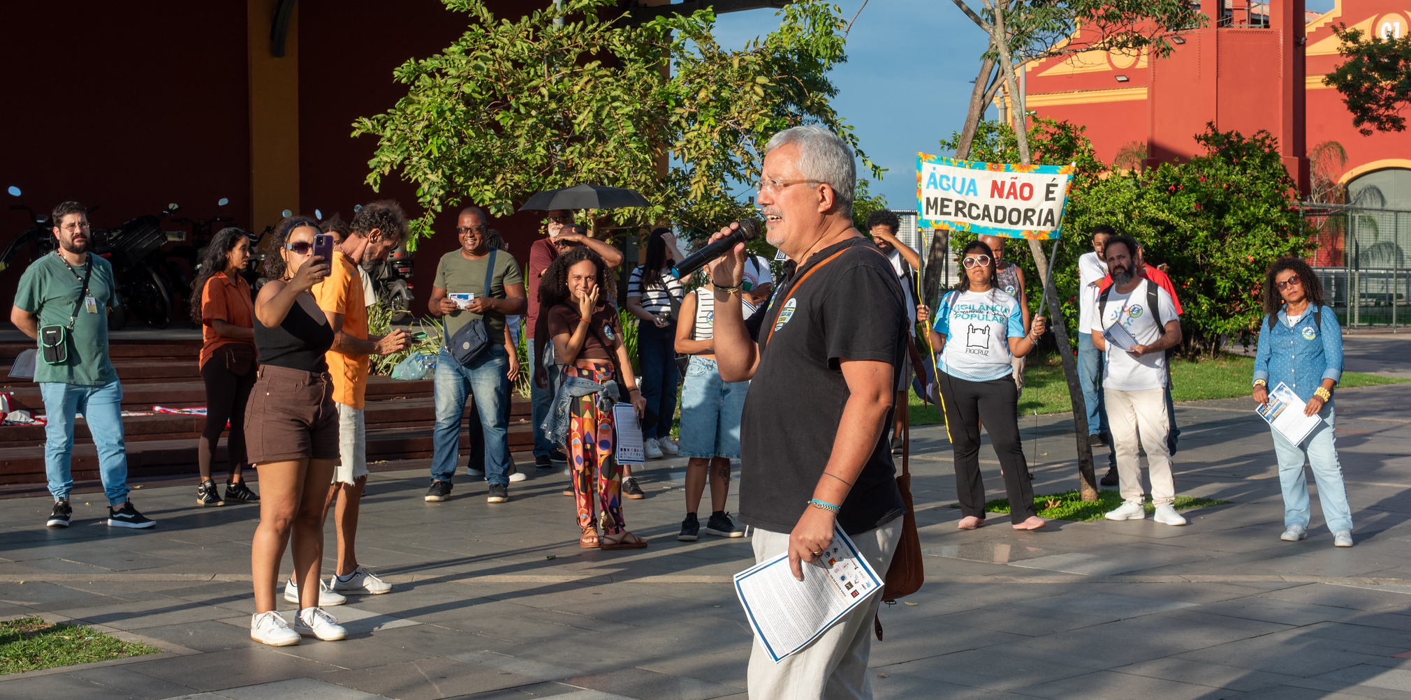 Protesters were given an open mic to share concerns about water access during the protest in front of Águas do Rio, in downtown Rio de Janeiro. Photo: Bárbara Dias Protesters were given an open mic to share concerns about water access during the protest in front of Águas do Rio, in downtown Rio de Janeiro. Photo: Bárbara Dias
