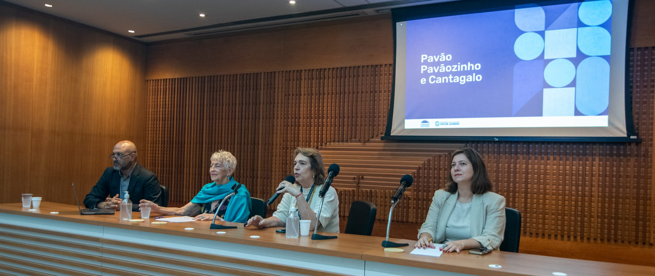 Speakers listen to questions from the audience during the International Favelas Conference. Photo: Bárbara Dias Speakers listen to questions from the audience during the International Favelas Conference. Photo: Bárbara Dias