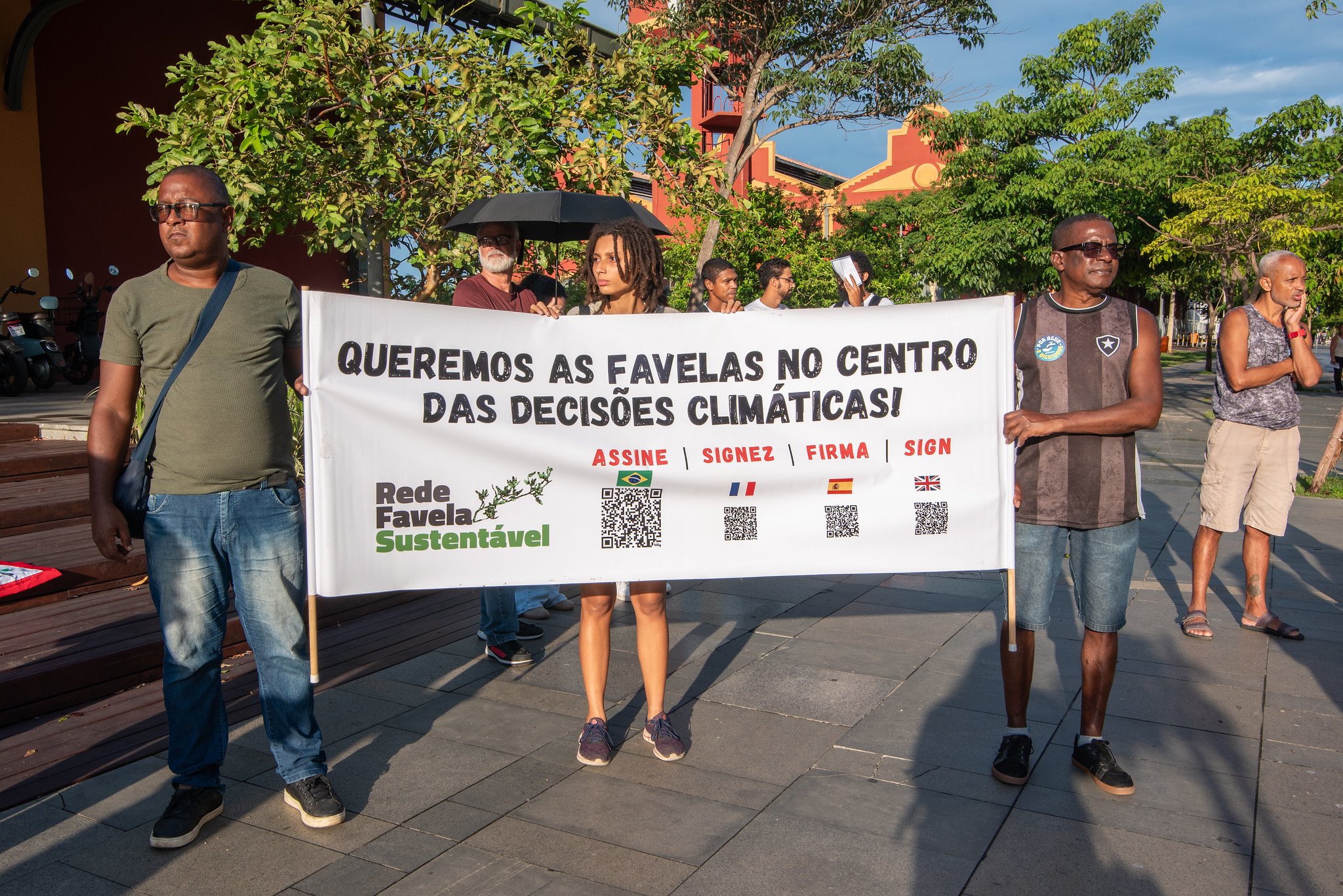 Members of the Sustainable Favela Network, from various communities across Greater Rio, were present at the World Water Day demonstration in front of Águas do Rio’s headquarters, in downtown Rio de Janeiro, calling for favelas to be placed at the center of climate decision-making. Photo: Bárbara Dias Members of the Sustainable Favela Network, from various communities across Greater Rio, were present at the World Water Day demonstration in front of Águas do Rio’s headquarters, in downtown Rio de Janeiro, calling for favelas to be placed at the center of climate decision-making. Photo: Bárbara Dias