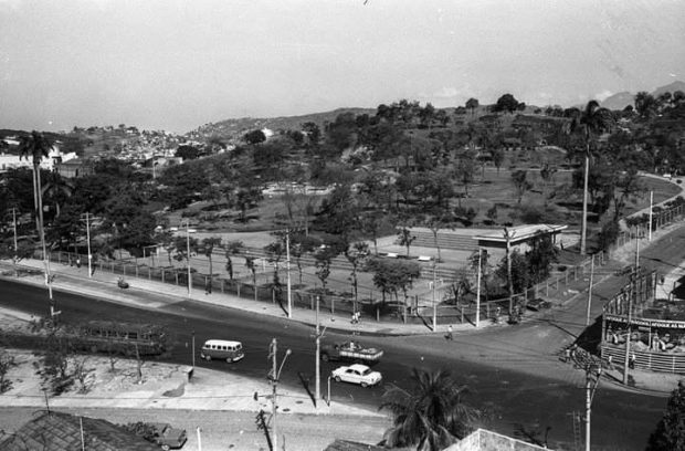 Ary Barroso Park in the 1970s. The sports courts were located in the corner of the park, while the playground can be seen on the left side of the photo. Photo: Agência Globo