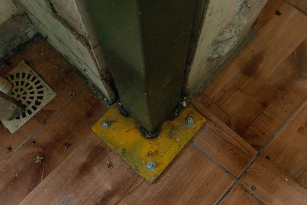 The building’s structural problems were exacerbated by the flawed execution of recent interventions, including the installation of metal support pillars. Photo: Bárbara Dias