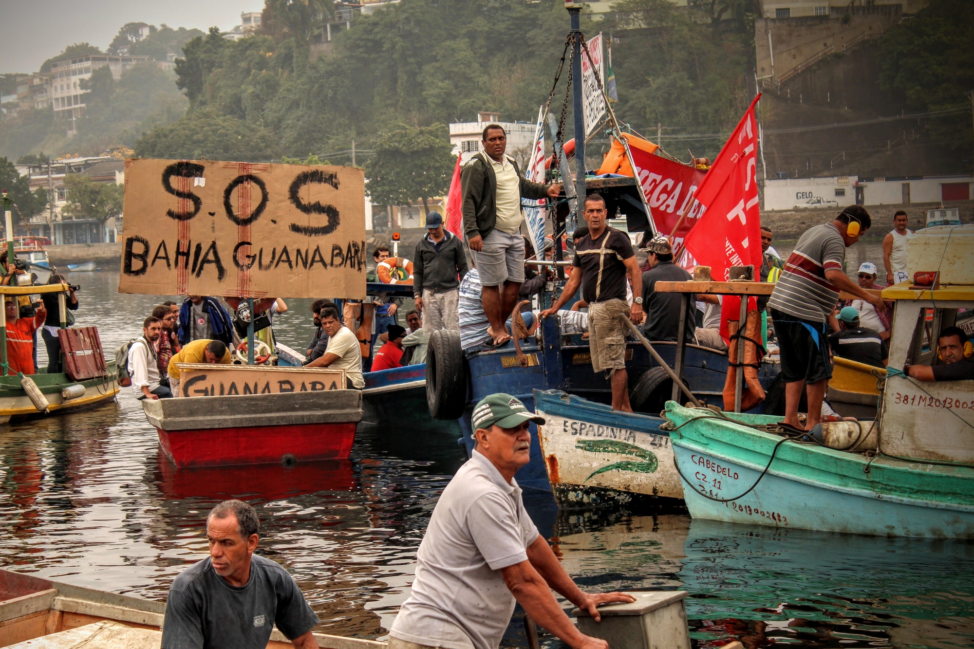 Fishermen from Guanabara Bay held a boat protest with around 20 vessels. The demonstration departed from Praia do Zumbi, on Ilha do Governador, and traveled to Ilha Rasa, demanding the immediate cleanup of Guanabara Bay, as promised. Photo: Rio Memórias Social Media Fishermen from Guanabara Bay held a boat protest with around 20 vessels. The demonstration departed from Praia do Zumbi, on Ilha do Governador, and traveled to Ilha Rasa, demanding the immediate cleanup of Guanabara Bay, as promised. Photo: Rio Memórias Social Media