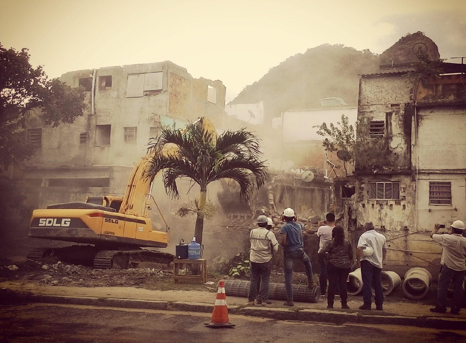 Demolition of Vila União de Curicica to make way for the Transolímpica BRT in 2015. Photo: Samantha Gifalli Demolition of Vila União de Curicica to make way for the Transolímpica BRT in 2015. Photo: Samantha Gifalli