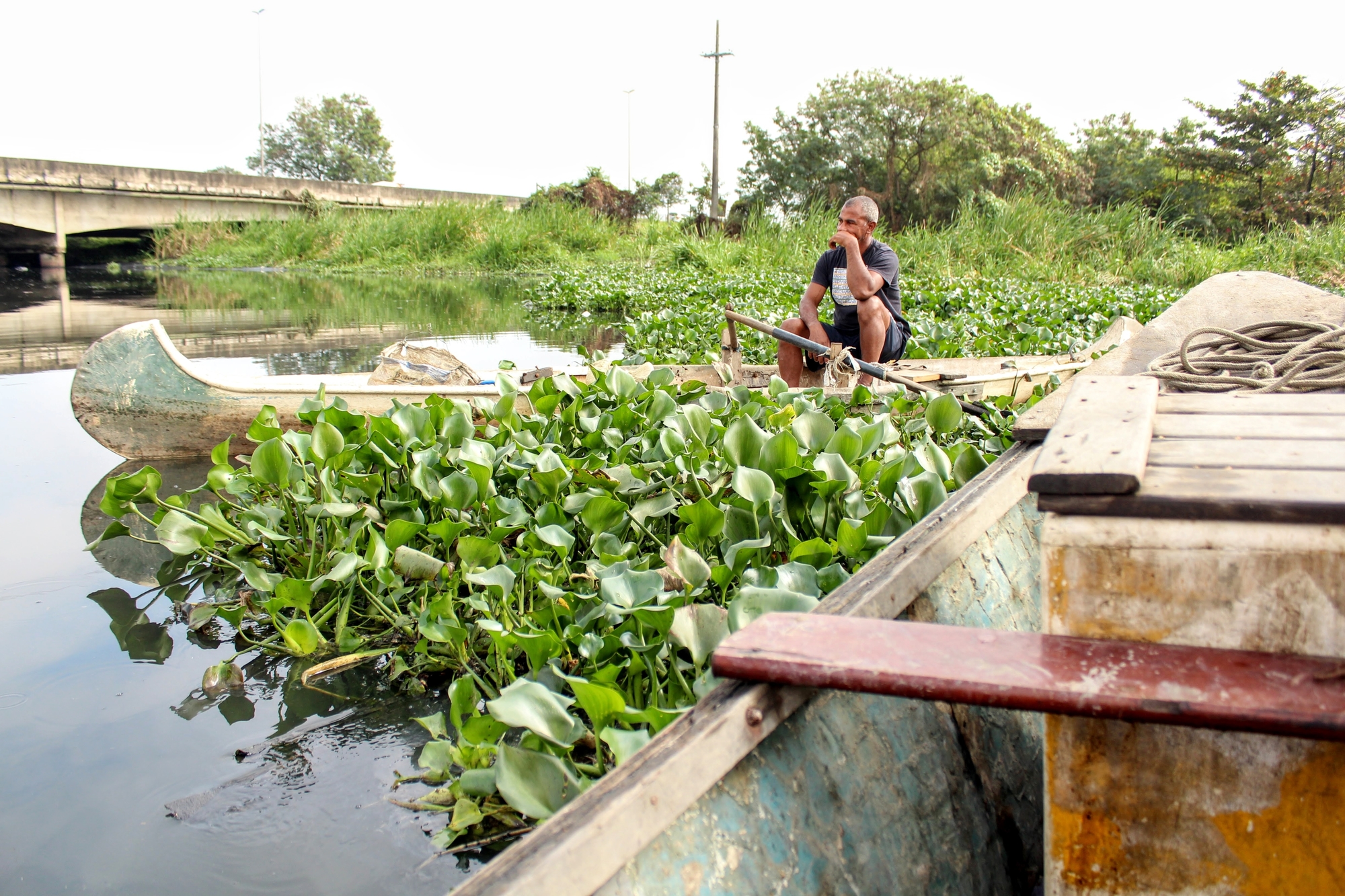 Fisherman José Vitor do Nascimento Raimundo waits three and a half hours to cross the eco-barrier on the Sarapuí River, in Baixada Fluminense, so he can work. The eco-barrier was installed by the state government to prevent floating garbage from reaching Guanabara Bay, where the river empties. Photo: Sophia Zaia Fisherman José Vitor do Nascimento Raimundo waits three and a half hours to cross the eco-barrier on the Sarapuí River, in Baixada Fluminense, so he can work. The eco-barrier was installed by the state government to prevent floating garbage from reaching Guanabara Bay, where the river empties. Photo: Sophia Zaia