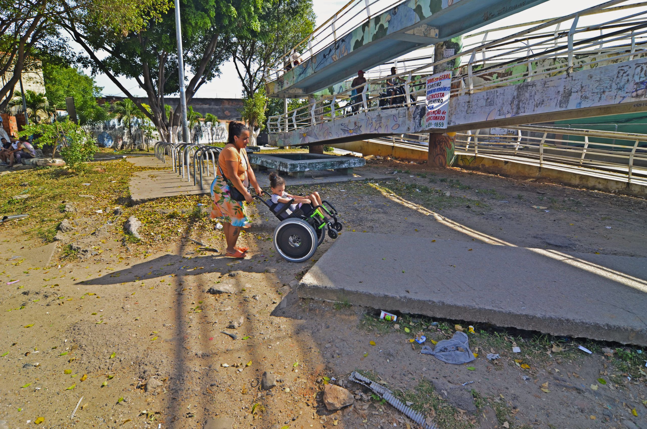 Lack of accessibility severely affects favela residents with disabilities, especially when it comes to mobility—even more so on rainy days. Here, even on a sunny day, it is clear that the city government's urban planning failed to provide an accessible route to the BRT overpass. Imagine what it's like on a rainy day. Photo: Ramon Vellasco Lack of accessibility severely affects favela residents with disabilities, especially when it comes to mobility—even more so on rainy days. Here, even on a sunny day, it is clear that the city government's urban planning failed to provide an accessible route to the BRT overpass. Imagine what it's like on a rainy day. Photo: Ramon Vellasco