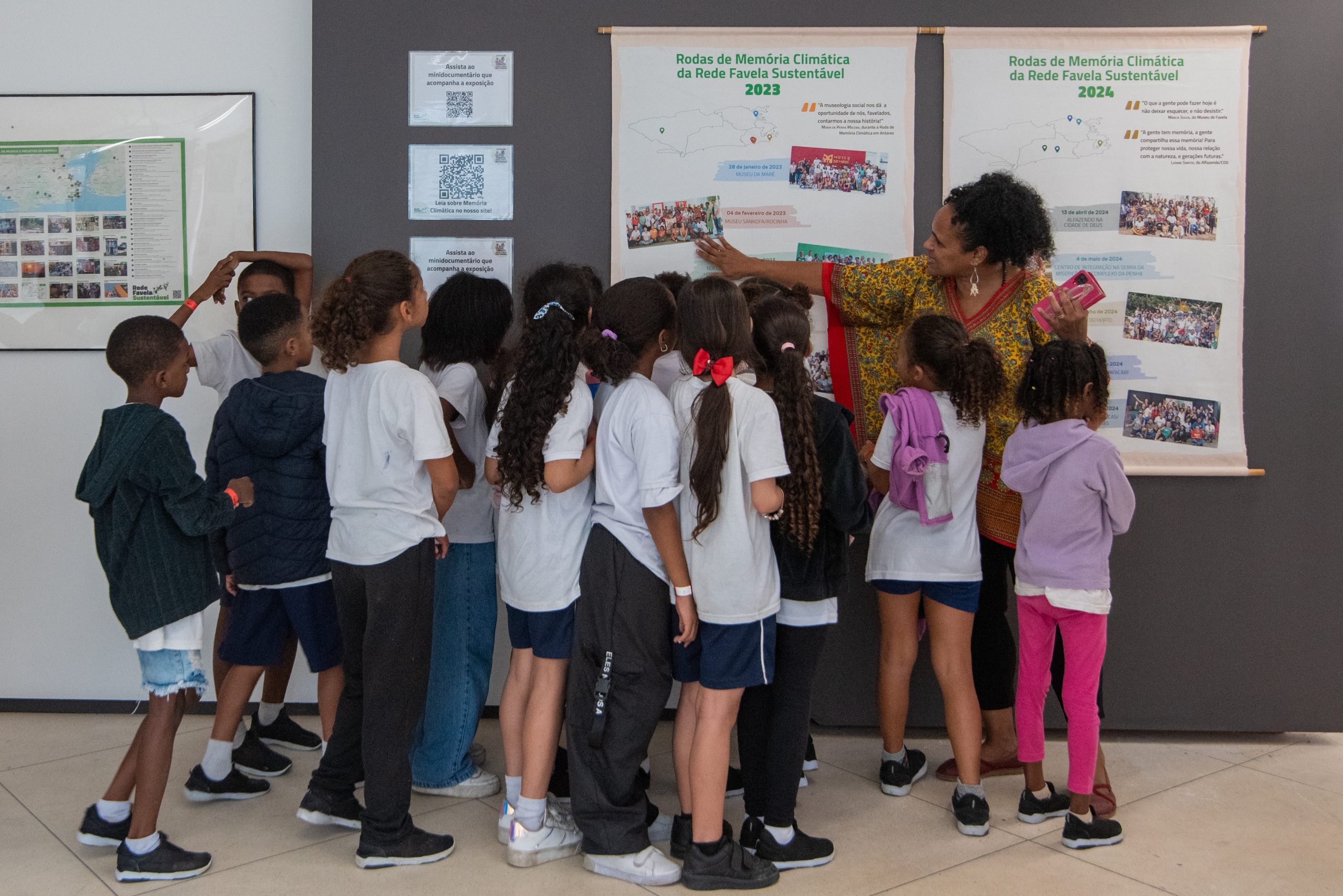 Márcia Souza guides students from President João Goulart Municipal School through the Favela Climate Memory exhibition at the Favela Museum. Photo: Bárbara Dias Márcia Souza guides students from President João Goulart Municipal School through the Favela Climate Memory exhibition at the Favela Museum. Photo: Bárbara Dias