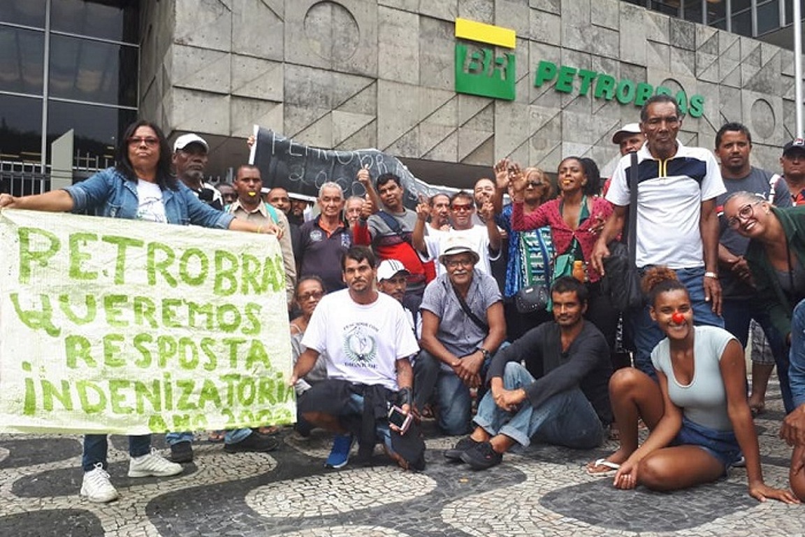 Mobilization of fishers in front of Petrobras' headquarters in Rio de Janeiro. The company was responsible for one of the worst environmental crimes in the recent history of Guanabara Bay: a massive oil spill in 2000. To this day, the bay’s fishers still await reparations. Photo: Sindipetro Mobilization of fishers in front of Petrobras' headquarters in Rio de Janeiro. The company was responsible for one of the worst environmental crimes in the recent history of Guanabara Bay: a massive oil spill in 2000. To this day, the bay’s fishers still await reparations. Photo: Sindipetro