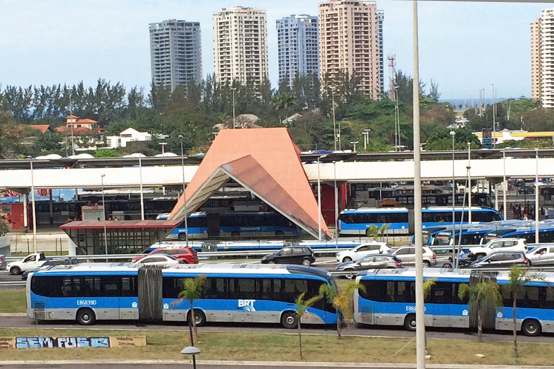 BRT infrastructure in Barra da Tijuca. Photo: Mário Roberto Durán Ortiz, Wikimedia Commons BRT infrastructure in Barra da Tijuca. Photo: Mário Roberto Durán Ortiz, Wikimedia Commons