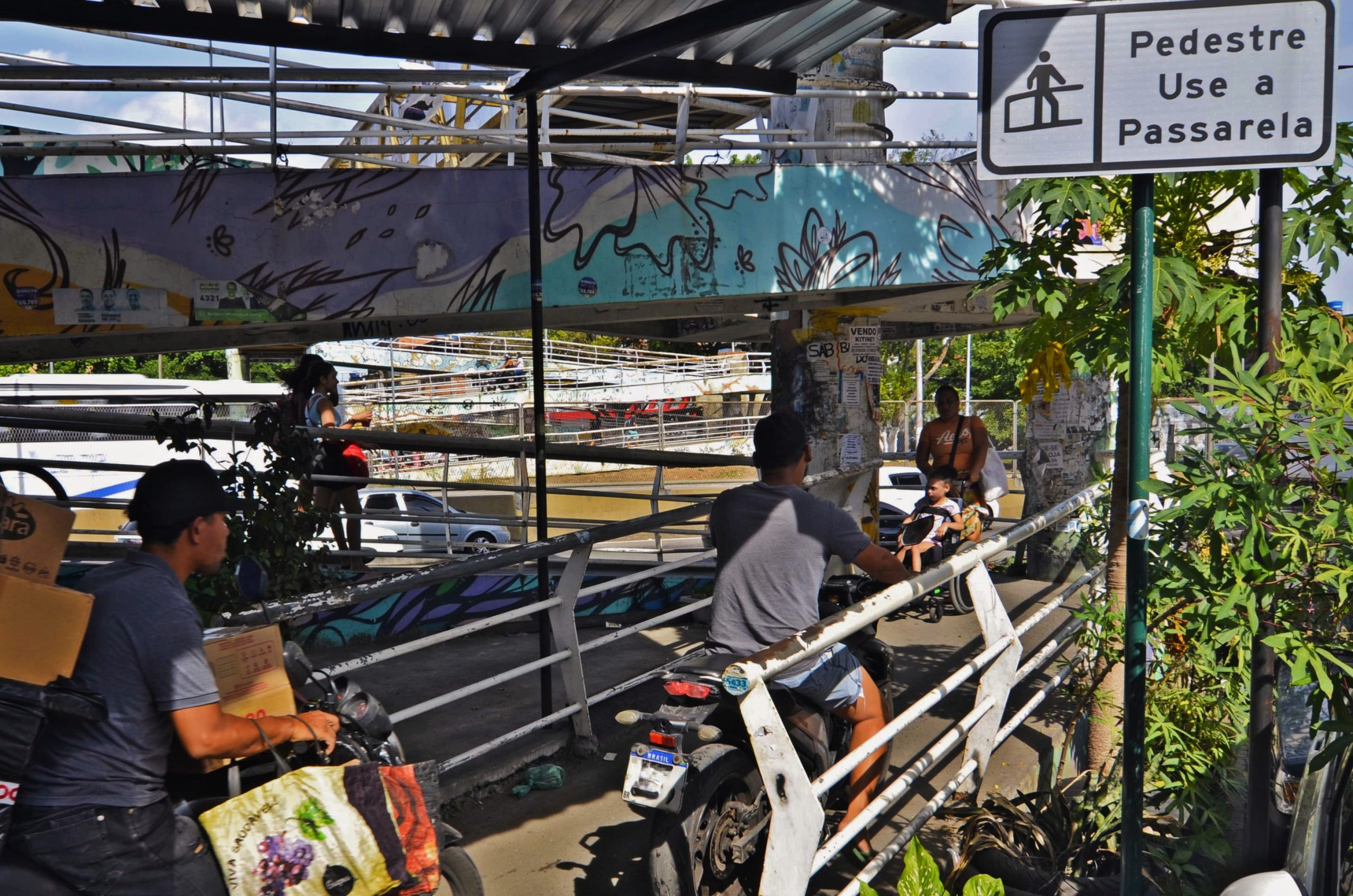 Ana Raquel de Almeida Rocha, 37, shares the footbridge with motorcycles as she pushes her daughter Eloá in her wheelchair. Photo: Ramon Vellasco Ana Raquel de Almeida Rocha, 37, shares the footbridge with motorcycles as she pushes her daughter Eloá in her wheelchair. Photo: Ramon Vellasco