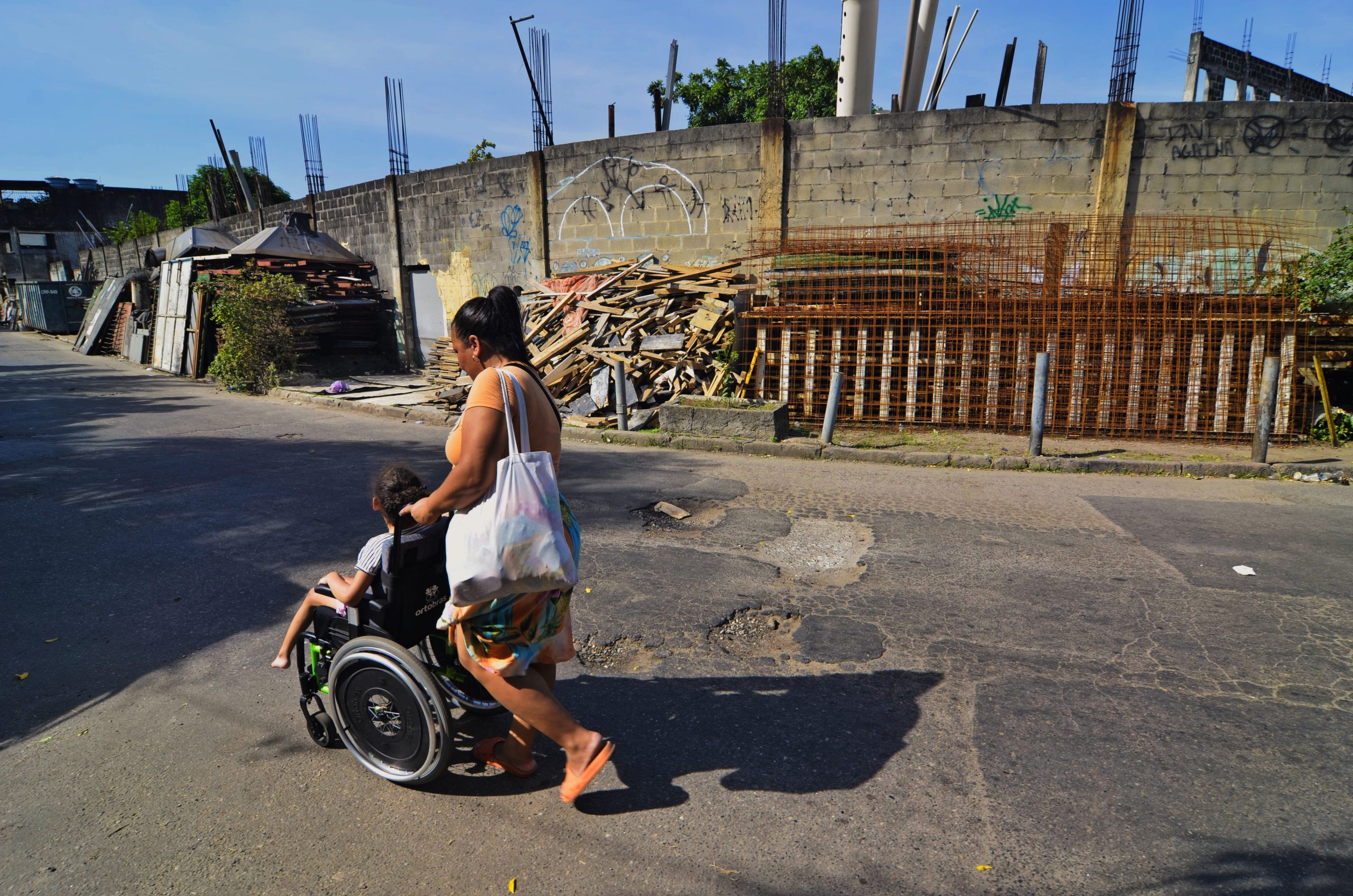 Eco-ableism directly affects the right to the city and to the favela. Photo: Ramon Vellasco Eco-ableism directly affects the right to the city and to the favela. Photo: Ramon Vellasco