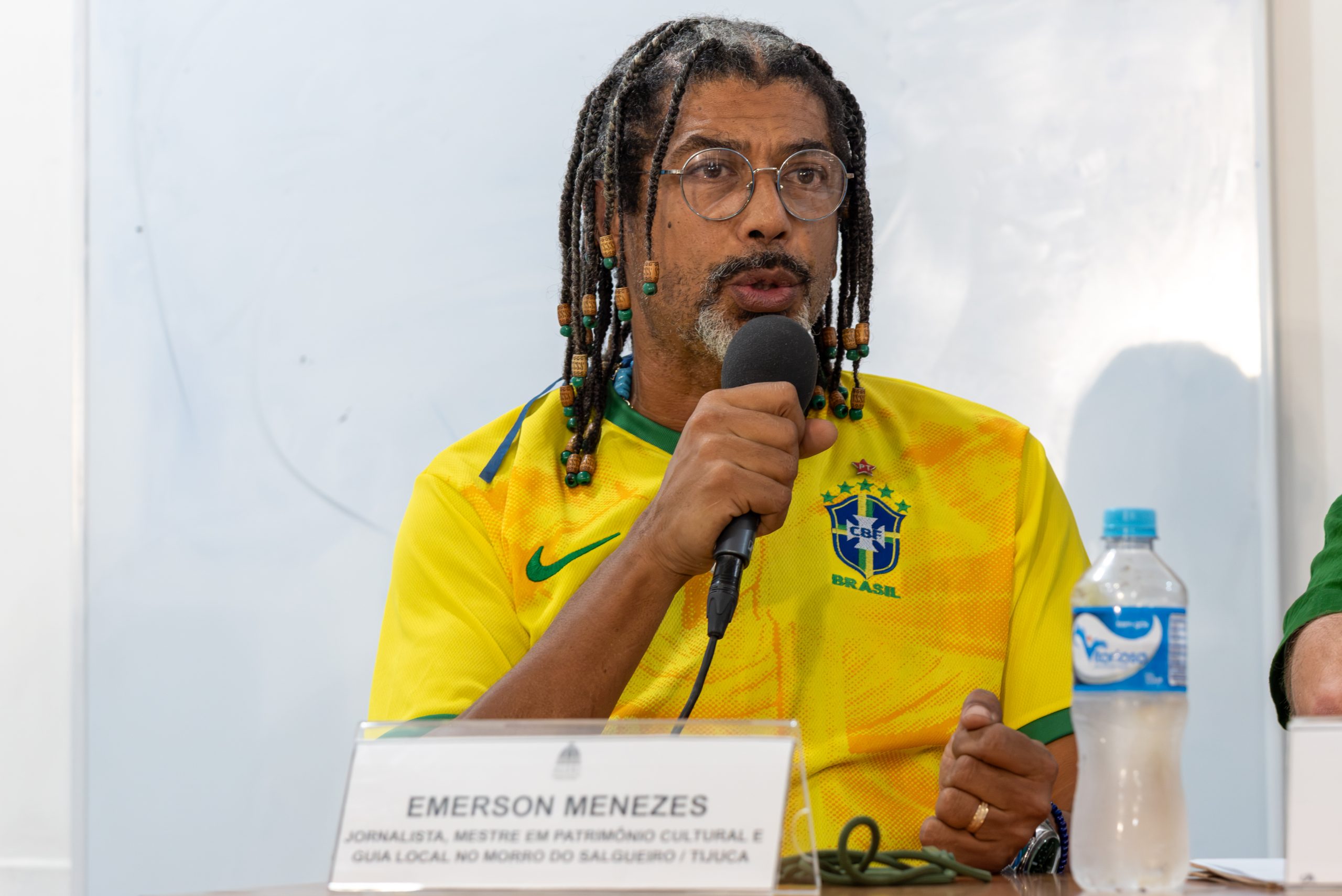 Emerson Menezes, local guide in Morro do Salgueiro, speaks during the public hearing "Tourism, Favelas, Peripheral Areas and Citizenship: Pathways to a Community-Based, Sustainable Model." Photo: Bárbara Dias Emerson Menezes, local guide in Morro do Salgueiro, speaks during the public hearing "Tourism, Favelas, Peripheral Areas and Citizenship: Pathways to a Community-Based, Sustainable Model." Photo: Bárbara Dias