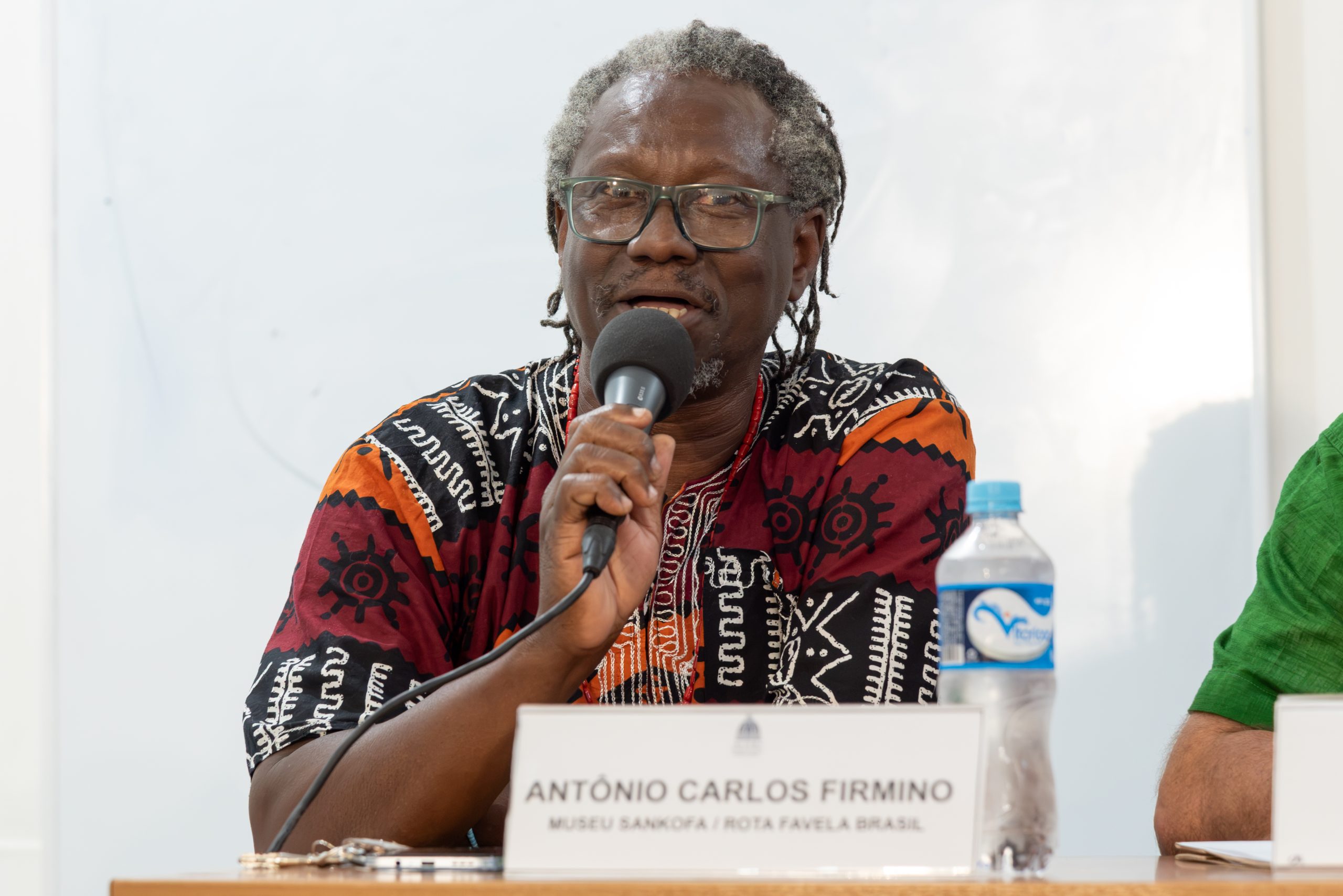 Antônio Carlos Firmino speaks during the public hearing "Tourism, Favelas, Peripheral Areas and Citizenship: Pathways to a Community-Based, Sustainable Model." Photo: Bárbara Dias Antônio Carlos Firmino speaks during the public hearing "Tourism, Favelas, Peripheral Areas and Citizenship: Pathways to a Community-Based, Sustainable Model." Photo: Bárbara Dias