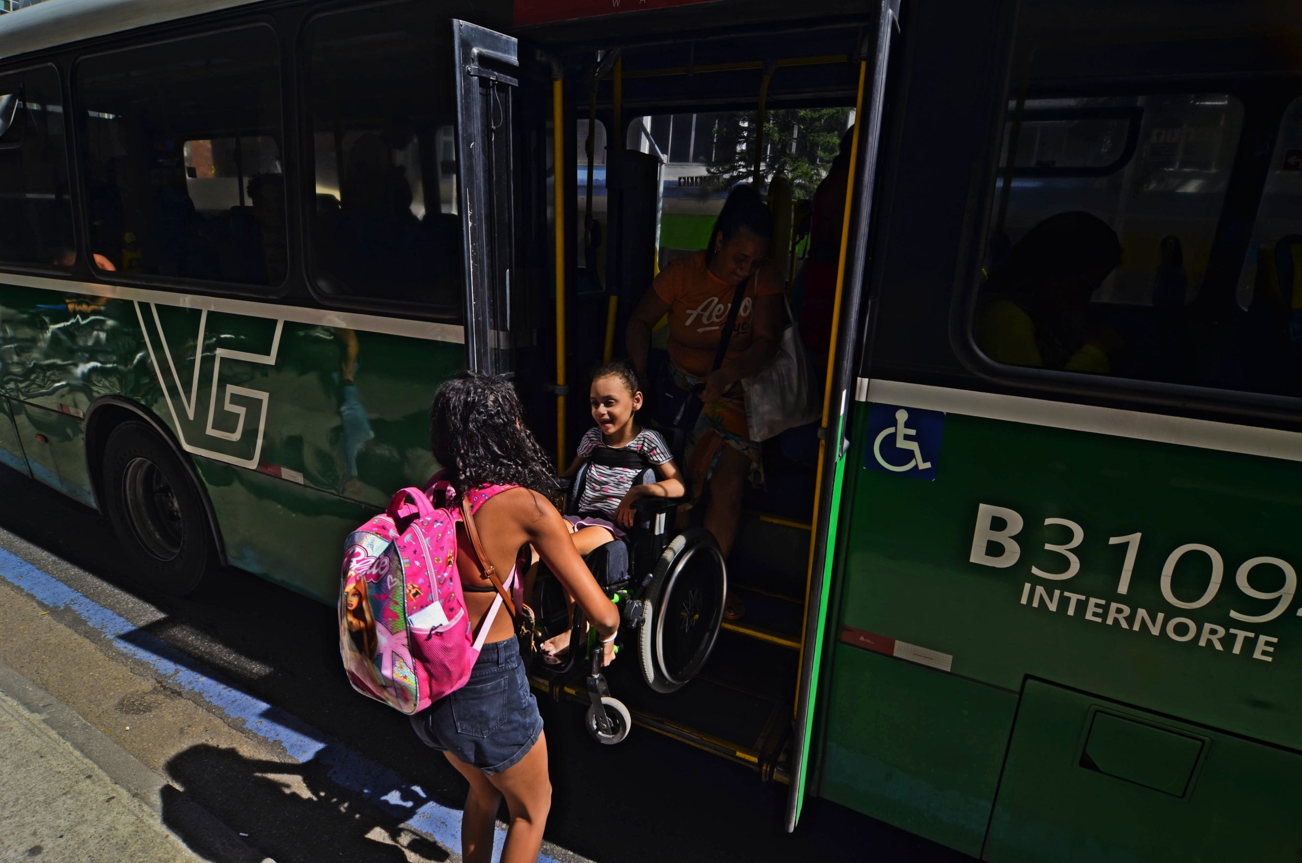 Heading home after the beach, Rocha lifts her daughter Eloá onto the 483 bus because the wheelchair lift was broken, as so often happens. Photo: Ramon Vellasco Heading home after the beach, Rocha lifts her daughter Eloá onto the 483 bus because the wheelchair lift was broken, as so often happens. Photo: Ramon Vellasco