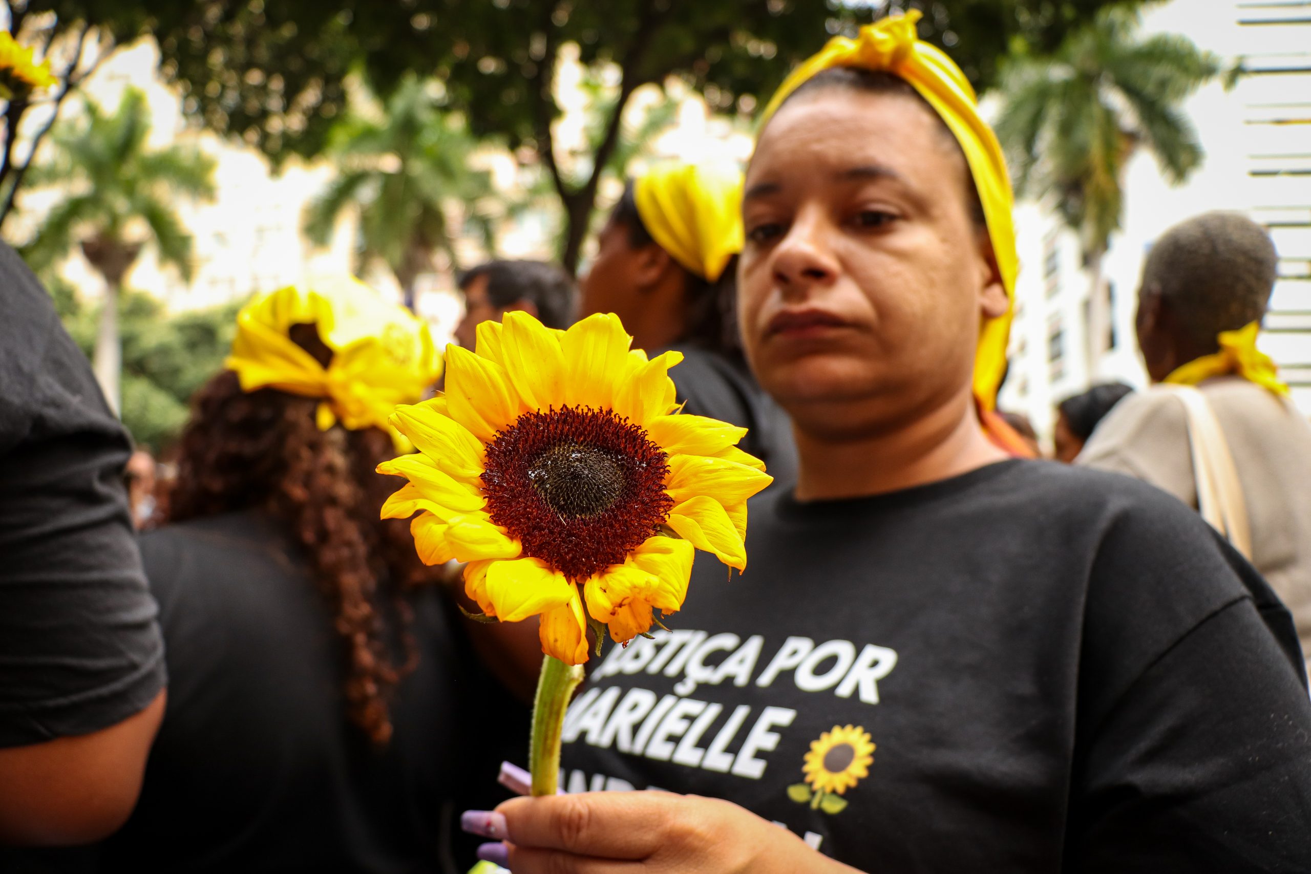 A protester holds a sunflower, a symbol of remembrance and resistance, in honor of Marielle Franco. Photo: Alexandre Cerqueira A protester holds a sunflower, a symbol of remembrance and resistance, in honor of Marielle Franco. Photo: Alexandre Cerqueira