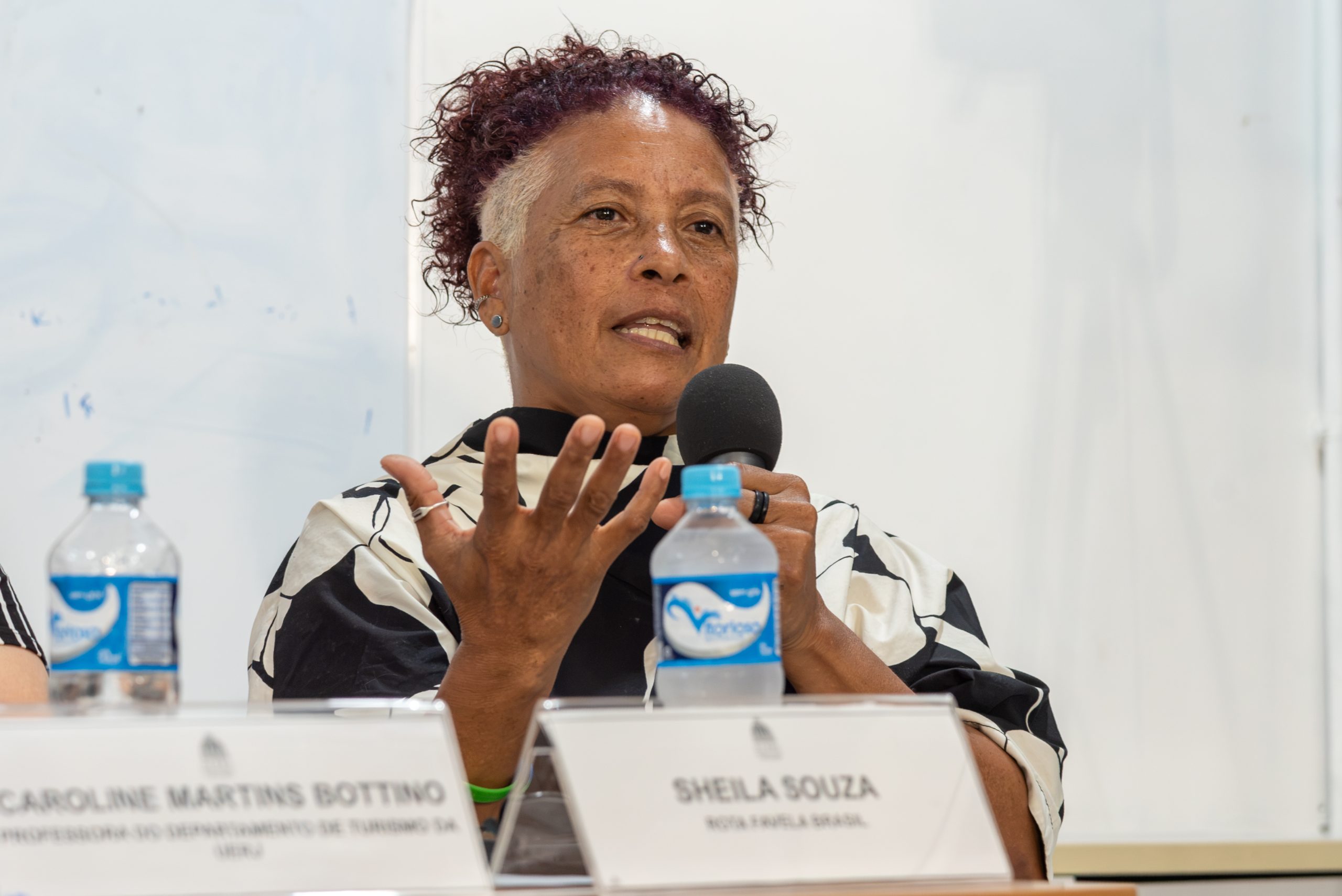 Sheila Souza speaks during the public hearing "Tourism, Favelas, Peripheral Areas and Citizenship: Pathways to a Community-Based, Sustainable Model." Photo: Bárbara Dias Sheila Souza speaks during the public hearing "Tourism, Favelas, Peripheral Areas and Citizenship: Pathways to a Community-Based, Sustainable Model." Photo: Bárbara Dias