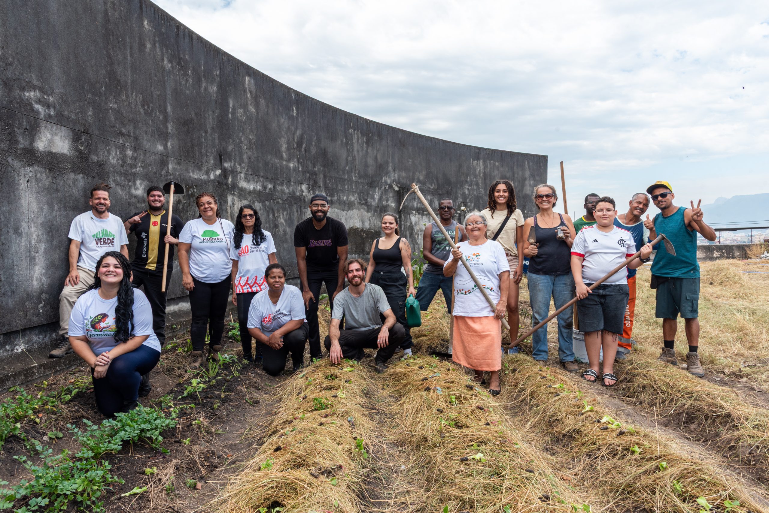 Some of the participants in the planting collective action organized by Dona Josefa in Complexo do Alemão at the end of the activity. The effort involved maintaining the space, building new garden beds and planting approximately 600 vegetable and flowering plant seedlings. Photo: Bárbara Dias Some of the participants in the planting collective action organized by Dona Josefa in Complexo do Alemão at the end of the activity. The effort involved maintaining the space, building new garden beds and planting approximately 600 vegetable and flowering plant seedlings. Photo: Bárbara Dias