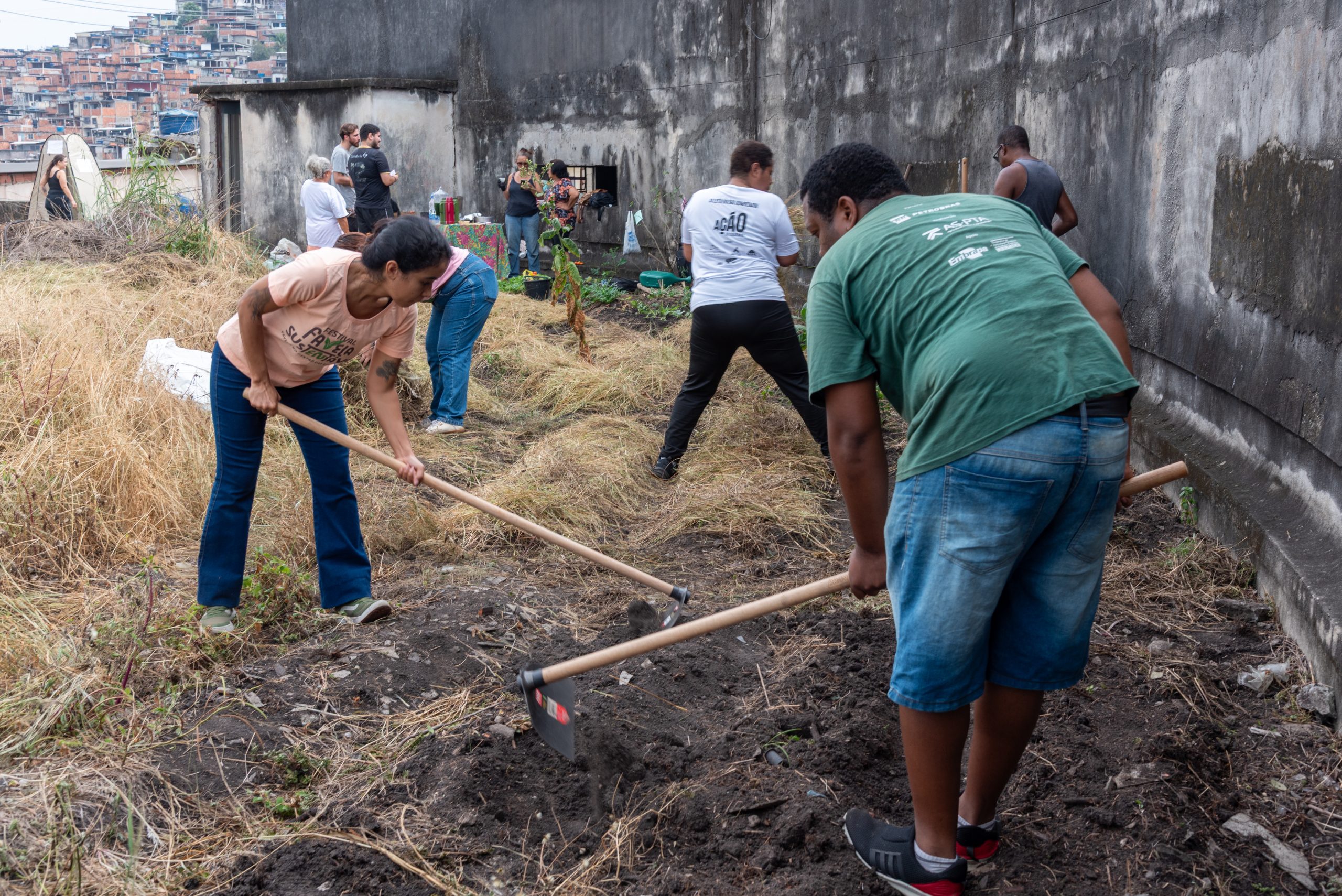 Participants in the planting collective action revitalized garden beds atop the reservoir in Complexo do Alemão, planting approximately 600 vegetable seedlings. Photo: Bárbara Dias Participants in the planting collective action revitalized garden beds atop the reservoir in Complexo do Alemão, planting approximately 600 vegetable seedlings. Photo: Bárbara Dias