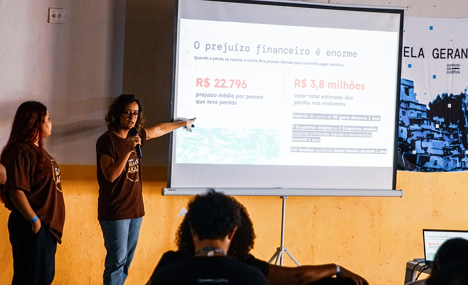 Letícia Pinheiro, of the Fala Akari Collective, presents findings from Acari's Portraits of Floods study at the Popular Forum. Photo: Decodifica Institute/Vitor Garcia Letícia Pinheiro, of the Fala Akari Collective, presents findings from Acari's Portraits of Floods study at the Popular Forum. Photo: Decodifica Institute/Vitor Garcia