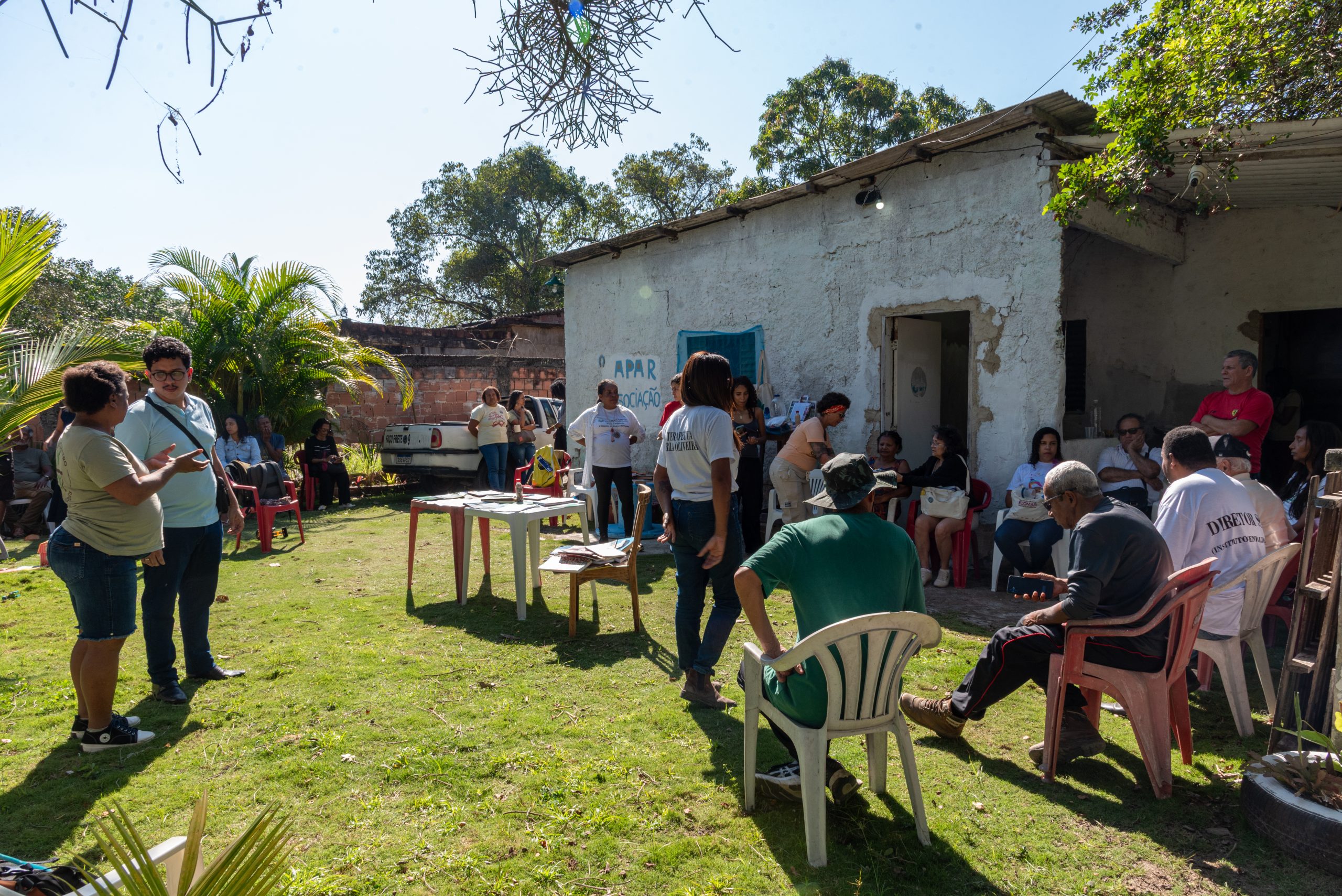 Participants in the agroecological collective action took part in a conversation circle and presentations at Remanso Beach. Photo: Bárbara Dias Participants in the agroecological collective action took part in a conversation circle and presentations at Remanso Beach. Photo: Bárbara Dias