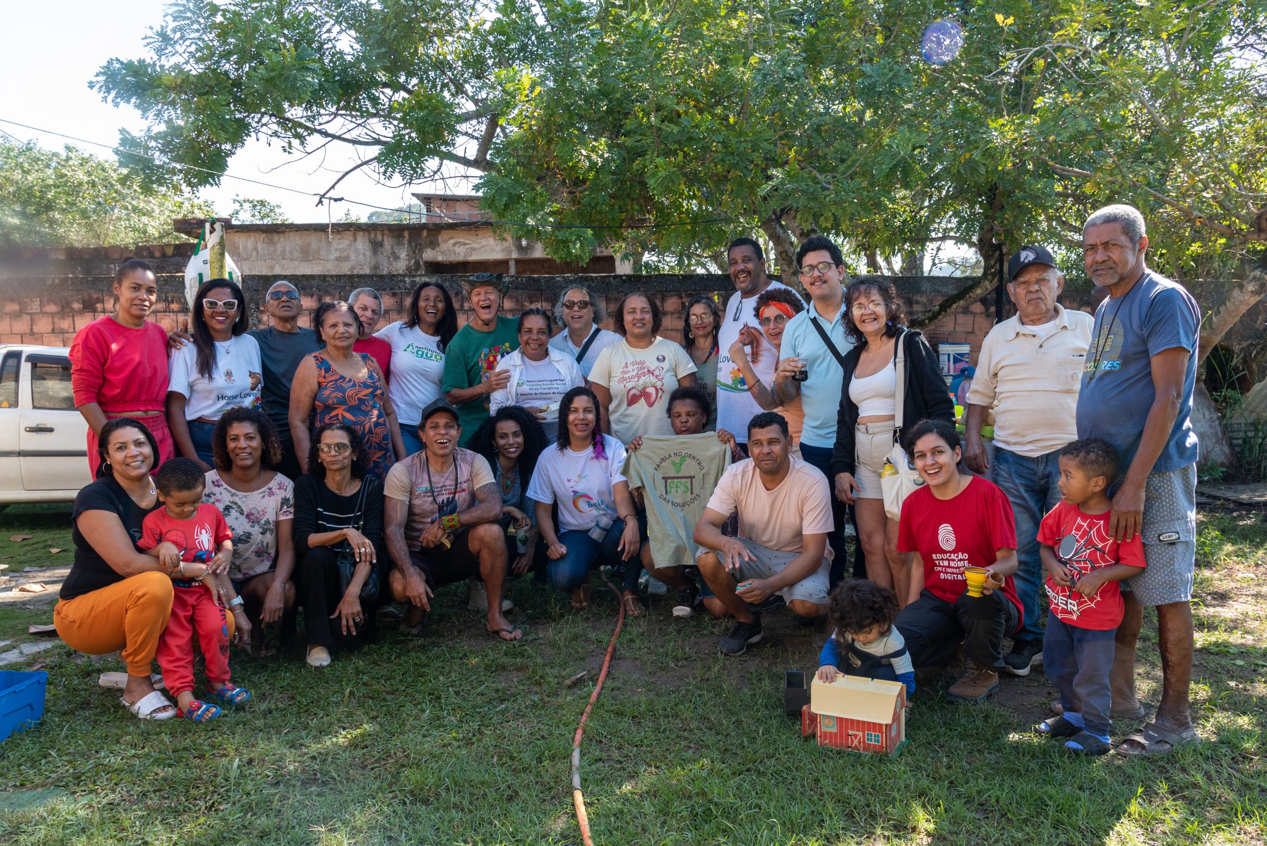 Participants in the Agroecological Collective Action with the Peoples of the Waters at Remanso Beach in Suruí, Magé. Despite the distance from the state capital, the event brought together approximately 70 people from communities across Greater Rio. Photo: Bárbara Dias Participants in the Agroecological Collective Action with the Peoples of the Waters at Remanso Beach in Suruí, Magé. Despite the distance from the state capital, the event brought together approximately 70 people from communities across Greater Rio. Photo: Bárbara Dias