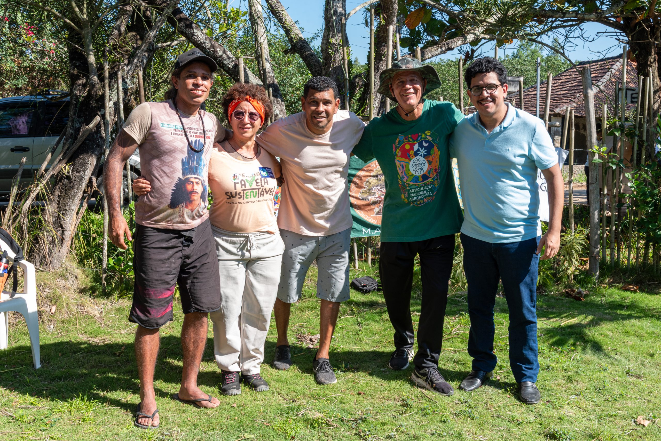 From left to right: Dario Jurema, Norma Bomfim, Andre Luiz, Sergio Ricardo Hortelão and Anderson Ribeiro, who opened the Agroecological Collective Action with the Peoples of the Waters in Magé. Photo: Bárbara Dias From left to right: Dario Jurema, Norma Bomfim, Andre Luiz, Sergio Ricardo Hortelão and Anderson Ribeiro, who opened the Agroecological Collective Action with the Peoples of the Waters in Magé. Photo: Bárbara Dias