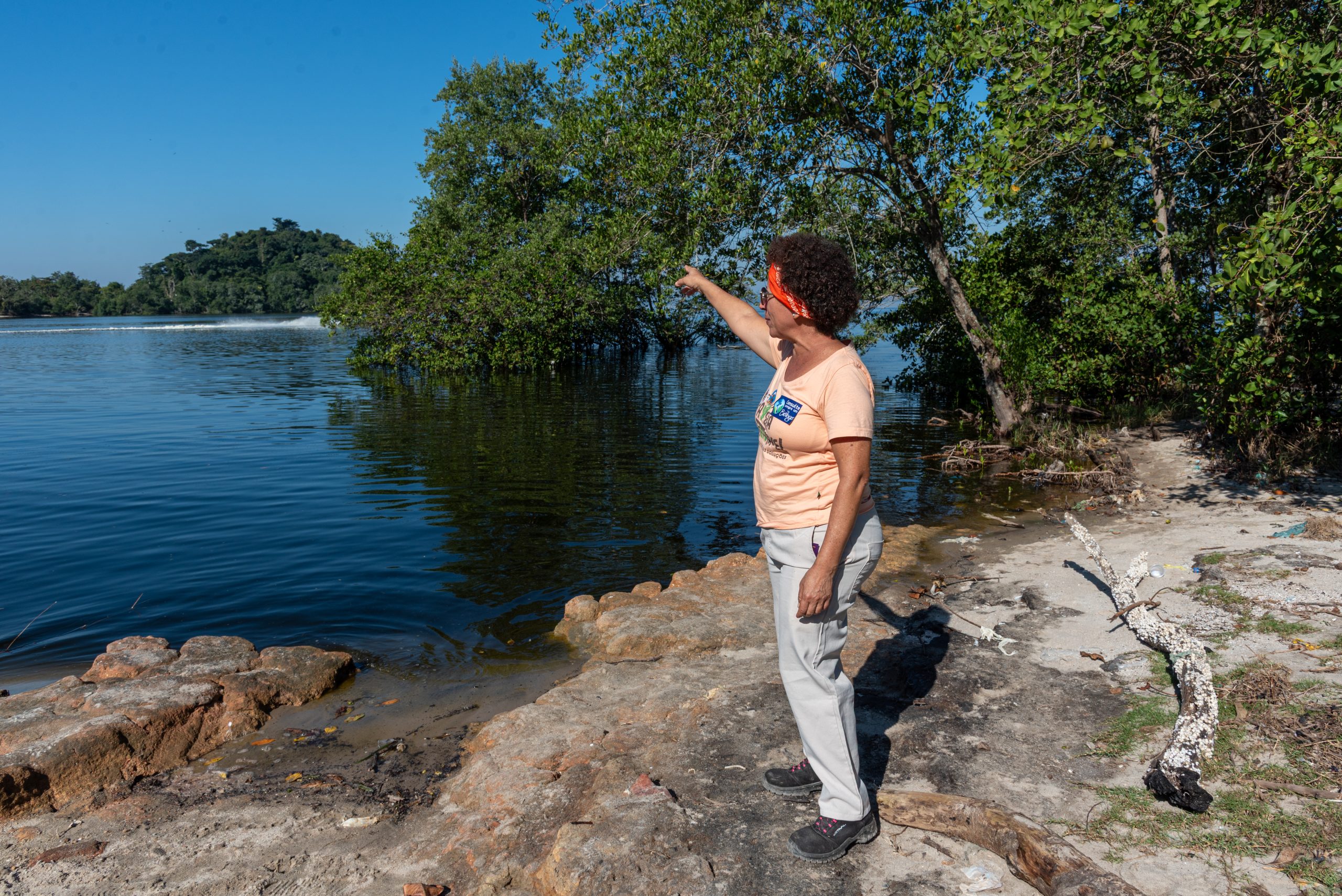 After the agroecological collective action, the group visited Remanso Beach to learn about the ecosystem at the head of Guanabara Bay and its mangrove, guided by Norma Bomfim. Photo: Bárbara Dias After the agroecological collective action, the group visited Remanso Beach to learn about the ecosystem at the head of Guanabara Bay and its mangrove, guided by Norma Bomfim. Photo: Bárbara Dias