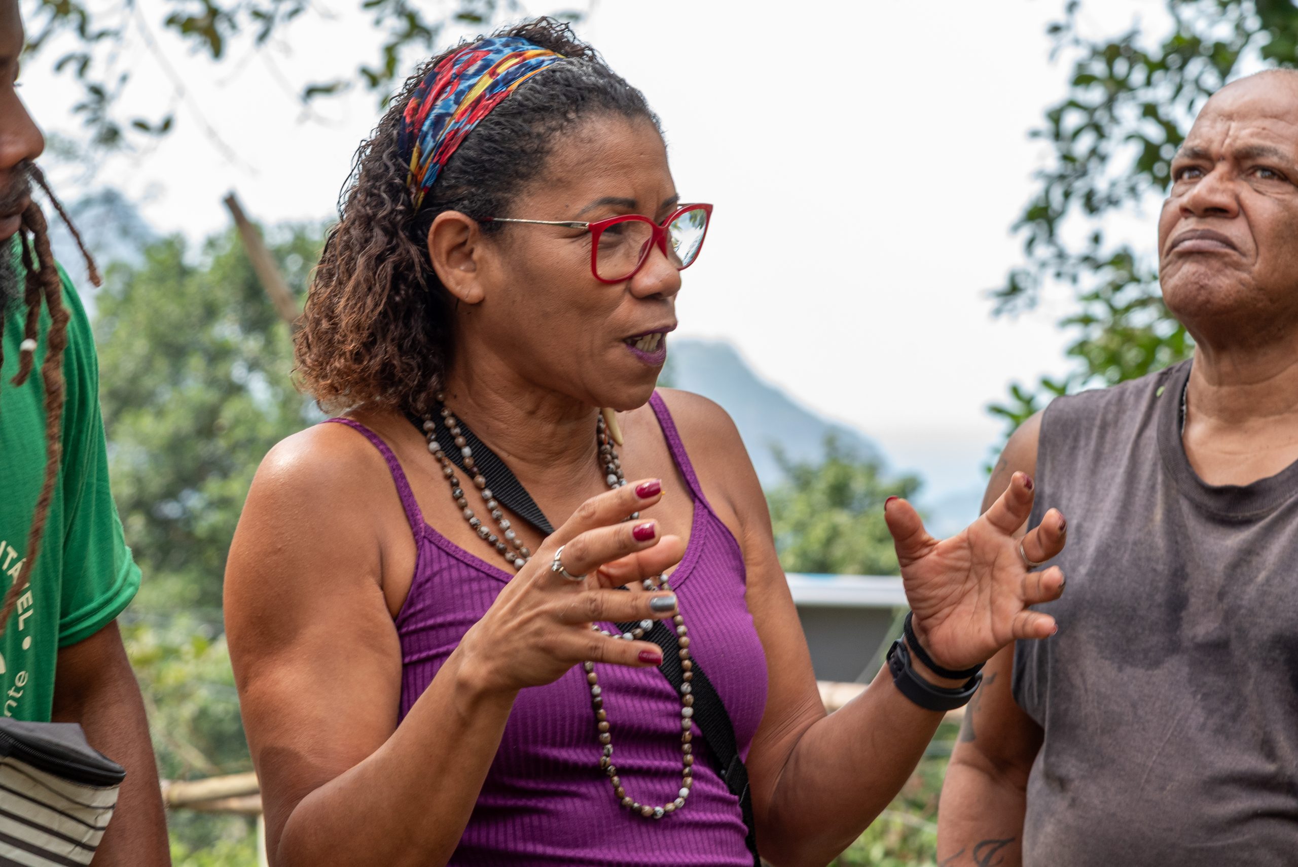Cris dos Prazeres, founder of the Evolux Institute, has been active in Morro dos Prazeres for 30 years and was involved in the creation of the Prazeres Community Garden. Her work is linked to the ReciclAção project, which marked the beginning of her involvement in socio-environmental initiatives in the community. Photo: Bárbara Dias Cris dos Prazeres, founder of the Evolux Institute, has been active in Morro dos Prazeres for 30 years and was involved in the creation of the Prazeres Community Garden. Her work is linked to the ReciclAção project, which marked the beginning of her involvement in socio-environmental initiatives in the community. Photo: Bárbara Dias