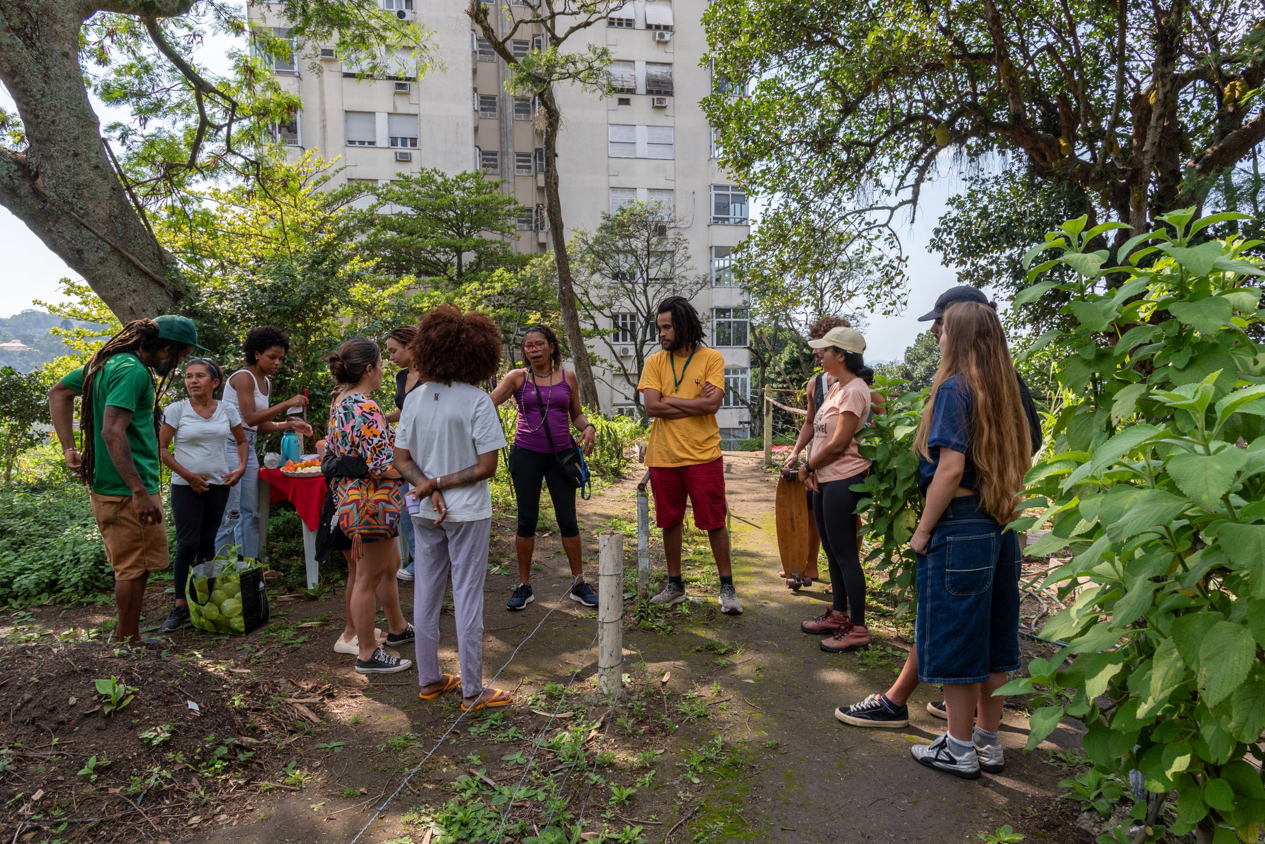 The collective action began with an introduction to the project and the collectives that came together to care for the Prazeres Community Garden, followed by brief introductions from the 30 participants. Photo: Bárbara Dias The collective action began with an introduction to the project and the collectives that came together to care for the Prazeres Community Garden, followed by brief introductions from the 30 participants. Photo: Bárbara Dias