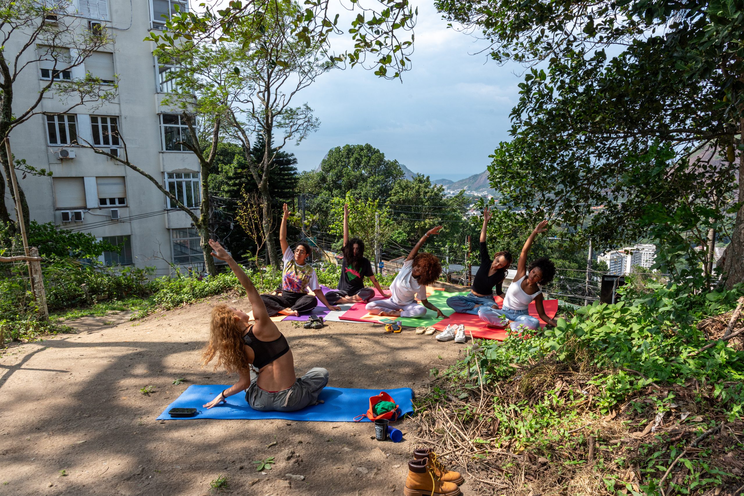 Gey, co-creator of the Prazeres Community Garden and the Women’s Yoga Project, led a yoga session for women who took part in the collective action at the garden. Photo: Bárbara Dias Gey, co-creator of the Prazeres Community Garden and the Women’s Yoga Project, led a yoga session for women who took part in the collective action at the garden. Photo: Bárbara Dias