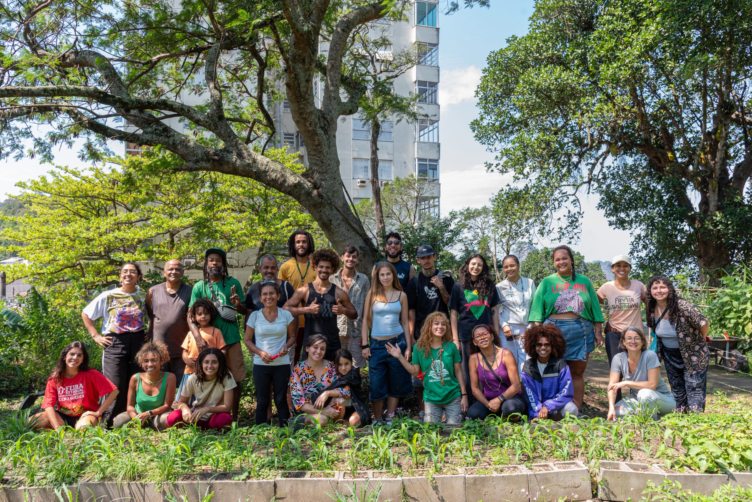 Some of the participants in the Prazeres Community Garden collective action, in Morro dos Prazeres, where activities included upkeep of the space, planting vegetable seedlings and a yoga class for women, among others. Photo: Bárbara Dias Some of the participants in the Prazeres Community Garden collective action, in Morro dos Prazeres, where activities included upkeep of the space, planting vegetable seedlings and a yoga class for women, among others. Photo: Bárbara Dias