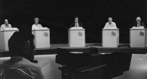 Televised debate for the 1982 direct elections, featuring the five candidates for governor of the state of Rio de Janeiro: Moreira Franco (PDS), Leonel Brizola (PDT), Sandra Cavalcanti (PTB), Miro Teixeira (PMDB) and Lysâneas Maciel (PT). Photo: Rio de Janeiro Regional Electoral Court Televised debate for the 1982 direct elections, featuring the five candidates for governor of the state of Rio de Janeiro: Moreira Franco (PDS), Leonel Brizola (PDT), Sandra Cavalcanti (PTB), Miro Teixeira (PMDB) and Lysâneas Maciel (PT). Photo: Rio de Janeiro Regional Electoral Court