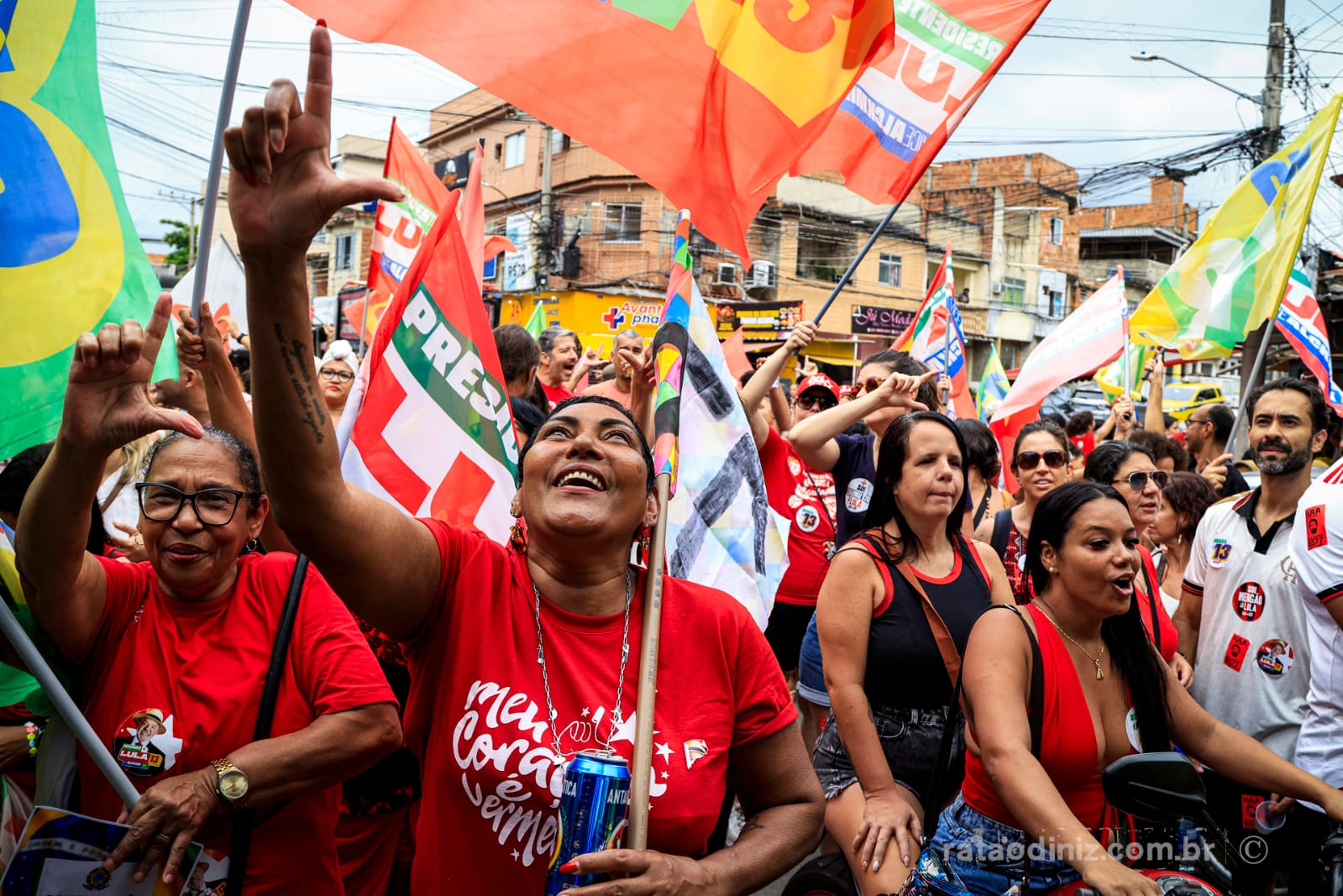 Residents of Maré marching in defense of democracy. Photo: Ratão Diniz Residents of Maré marching in defense of democracy. Photo: Ratão Diniz